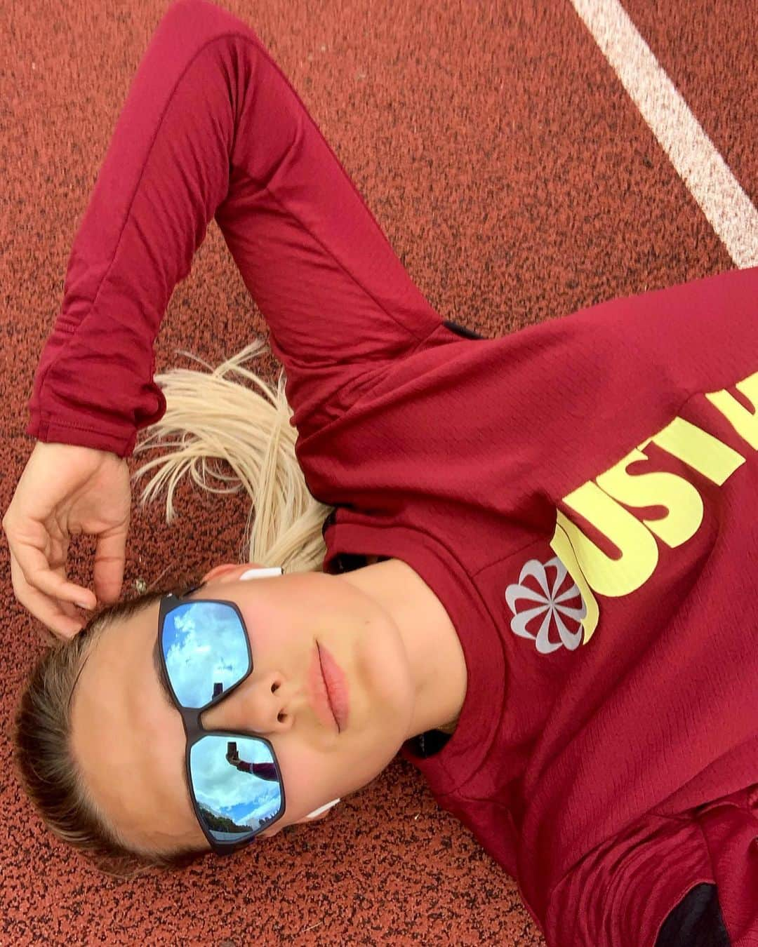 ヴィクトリア・トカチュークさんのインスタグラム写真 - (ヴィクトリア・トカチュークInstagram)「Normally position after hard interval training😂✌🏼#training #track #run #trackandfield #athletes #sports #fit #nike #nikewomen #спорт #стадион #kiev #girls #justdoit」5月22日 3時42分 - viktoriiatkachuk_