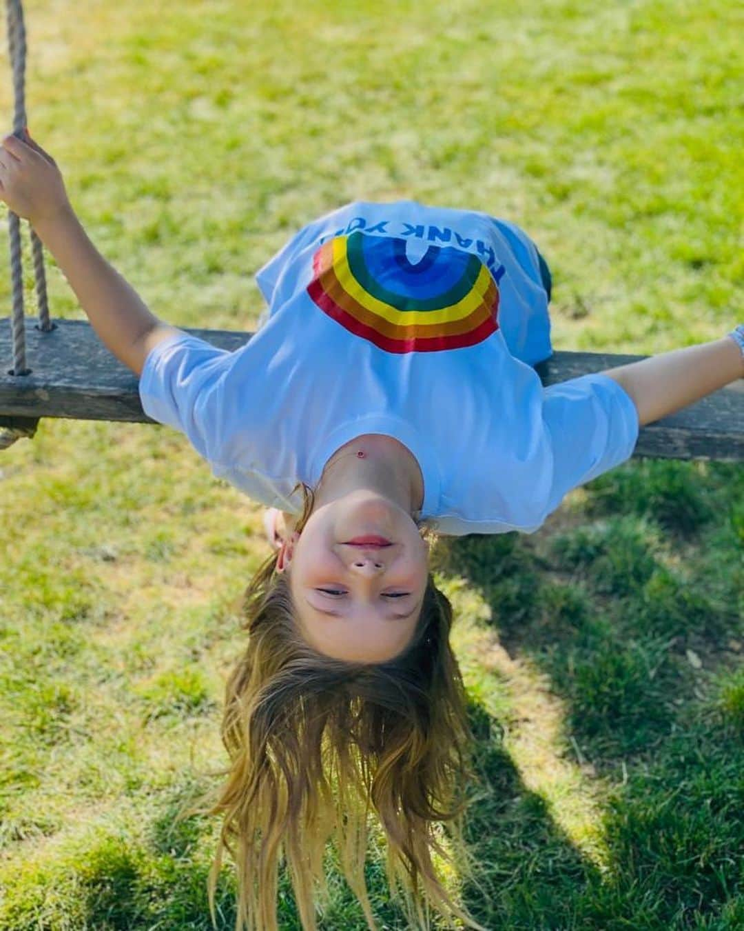 ヴィクトリアベッカムさんのインスタグラム写真 - (ヴィクトリアベッカムInstagram)「Harper showing her appreciation for our #nhsheroes in her favourite #nhsrainbow t-shirt. We are thankful this Thursday as always 🌈 xx VB」5月22日 3時48分 - victoriabeckham