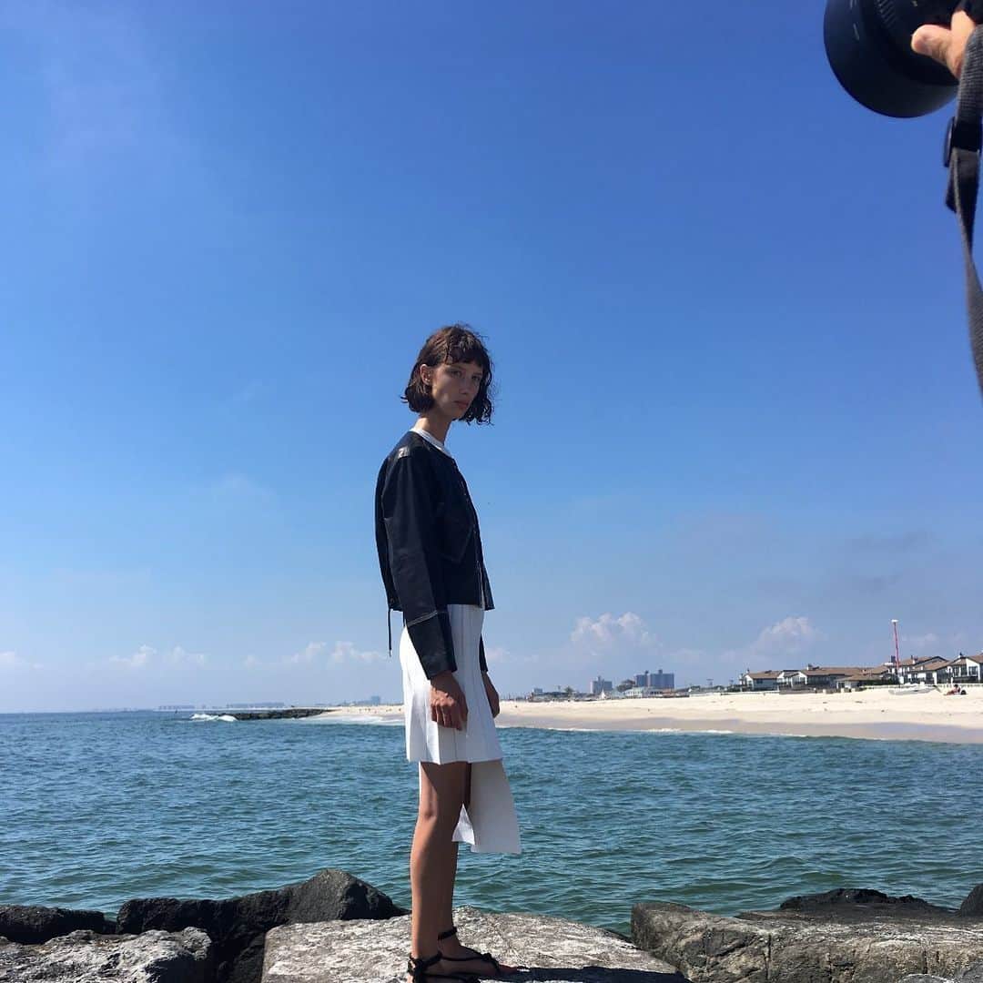 のインスタグラム：「Beach Day!  Extra fine soft leather jacket #limitededition  available on line only. #yigalazrouel  @sashaknysh.omg #style @esthermatillaoubina @yigalazrouel #behindthescenes #madeinnewyork #raw」