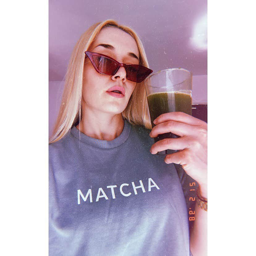 アガタ・フォルカシェブイチのインスタグラム：「Ja i napój bogów 💚 #matchagirl #matcha #matchalover #kawaii #kawaiigirl #instagirl #polishgirl #oldschool #retro #vintage #huji #hujicam #stylish #blonde #athlete #savage #photoshoot #vogue #summervibes #茶」