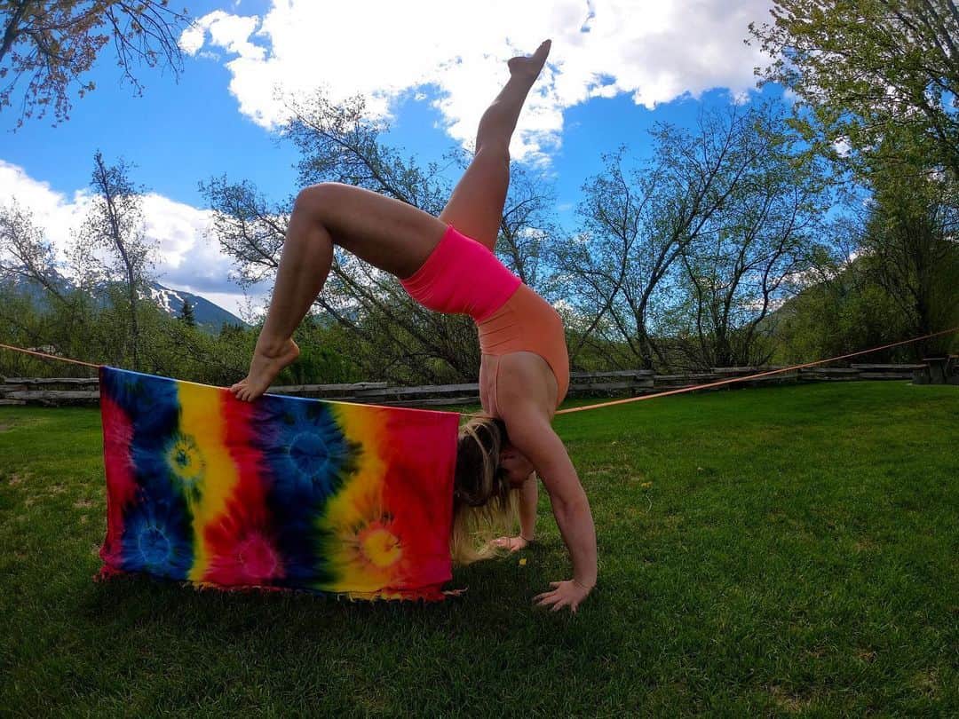 ジェイミー・アンダーソンのインスタグラム：「1 or 2?  Slackline yoga at the park 😊  I forgot how fun and challenging this is... Cannot wait to snowboard! But till then, I’m just gonna work on being the best and healthiest I can ! Hope you are all taking care... Sending you love! 💙💙💙🙏✨✨✨ #slacklineyoga #goprohero8」