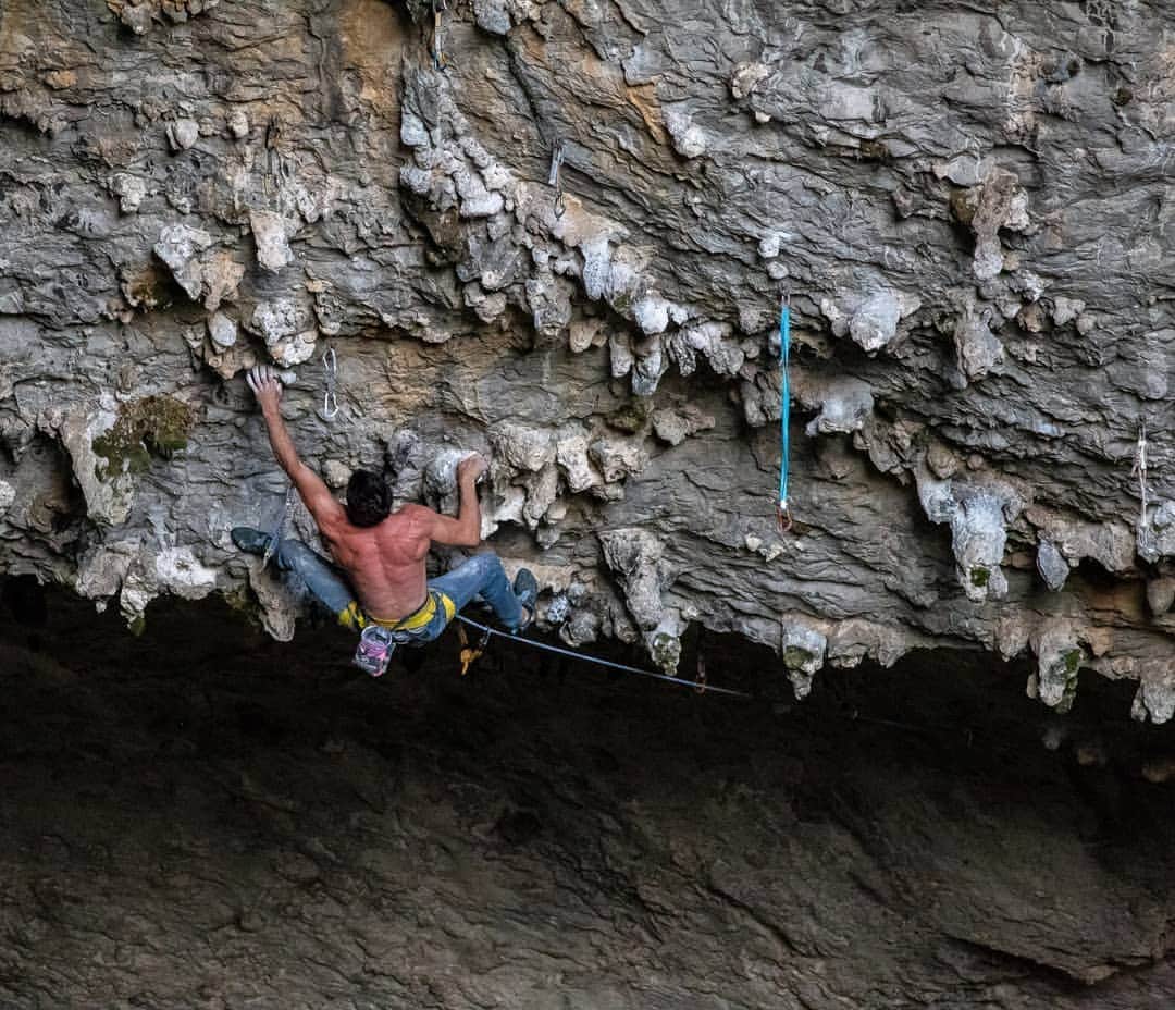イェルネイ・クルーダーのインスタグラム：「It wasn't easy, it was scary, it was pumpy and totally worth it! Another nemesis project is in the pocket. This time "Halupca 1979" 9a in Osp. I can't really explain what's happening at the moment, but I guess the reason is that there's no other obligation but climbing hard outside and having fun. I was fighting so hard that I couldn't clip one of the crux quickdraws. I went all in and just trusted my instinct. There's still time, weather is good and borders with other countries are slowly opening 😁😁😁. F*ck broken bones and f*ck COVID-19 🖕🏻🖕🏻🖕🏻😁. (Sorry for old photo) __________________ 📸: @suzanaursic __________________ @scarpaspa @ocun.climbing @vibram @snowmonkeyflask」