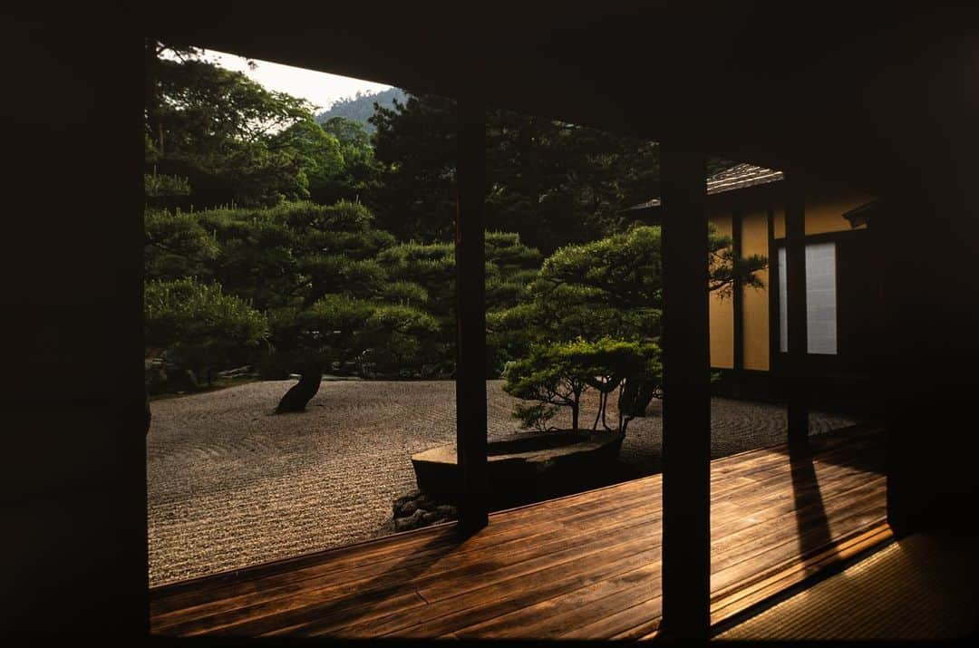 Michael Yamashitaさんのインスタグラム写真 - (Michael YamashitaInstagram)「Living art: much like a photograph, framing is essential to garden design and appreciation. A Japanese garden designer will “prescribe” the view of the garden through the use of architectural elements like windows and paper shoji screens, often indicating to the visitor the optimum spot for viewing. The designers intend observers to see the gardens at specific angles insuring that the details of the garden will not be missed and providing intimacy. In the last photograph, one section of the garden at Adachi Museum, is permanently showcased in a picture frame hung around a window to be viewed from the inside of the building as a masterpiece of living art. #japanesegardendesign #japanesegarden #livingart #prescribedviews」5月22日 4時11分 - yamashitaphoto