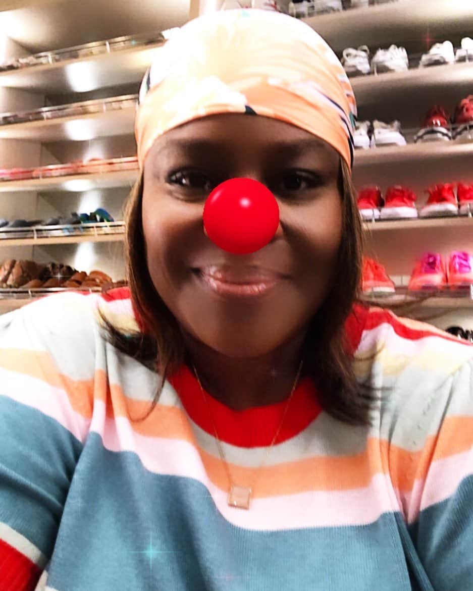 Rettaのインスタグラム：「It’s #RedNoseDay! 🔴 For the past few years I’ve been able to play a part in helping raise money for hungry, homeless and sick children around the world by participating in the Red Nose Day programming. This year is a liiiiiii’l different with this fakakta pandemic! A few of us got to compete in an epic “At Home Edition” of Hollywood Game Night where we were able to raise some money but we alllll can help. 🔴 Across the country, the children who needed us before the pandemic need help now more than ever. Join us to make sure they have access to food, housing, medical care and more. Every donation counts. Please donate today at NosesOn.com, unlock your digital Red Nose and get you digital Red Noses On! 🔴」