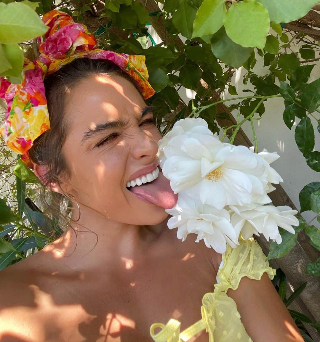 Sommer Rayさんのインスタグラム写真 - (Sommer RayInstagram)「my flowers just bloomed & we’re already besties」5月22日 4時15分 - sommerray
