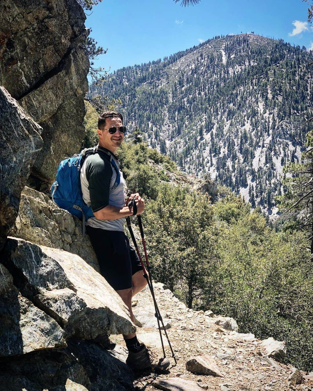 サッシャ・ロイズのインスタグラム：「13.2 miles 4300ft gain. #MtBaldy #hikecalifornia #outdoors」