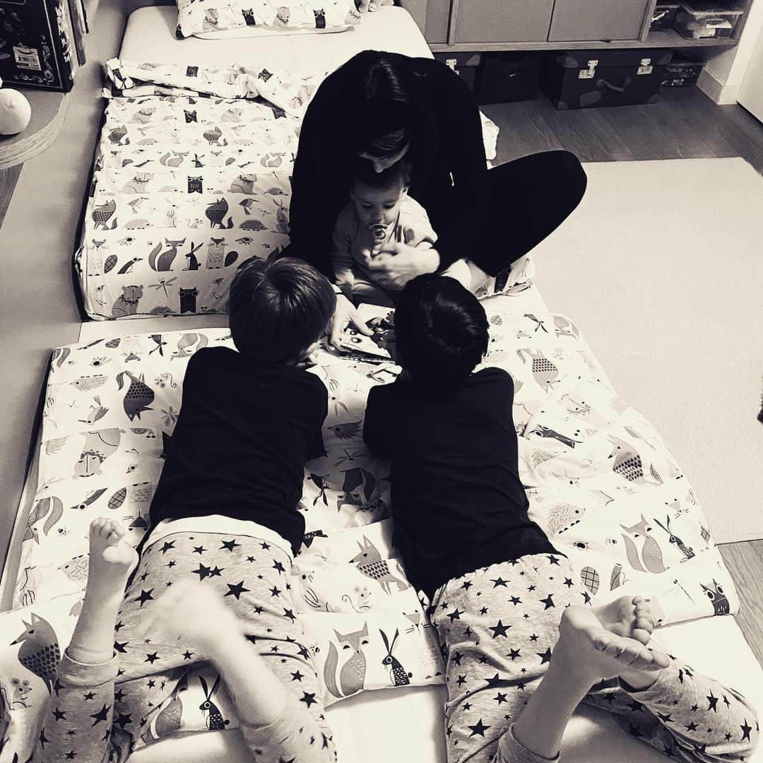 レオナルド・ボヌッチさんのインスタグラム写真 - (レオナルド・ボヌッチInstagram)「È l’ora della Buonanotte...una favola letta da Mamma è la miglior buonanotte che possa esistere.. ❤️🥰✨ @martinazoev #notte #family #bestmoments」5月22日 4時36分 - bonuccileo19