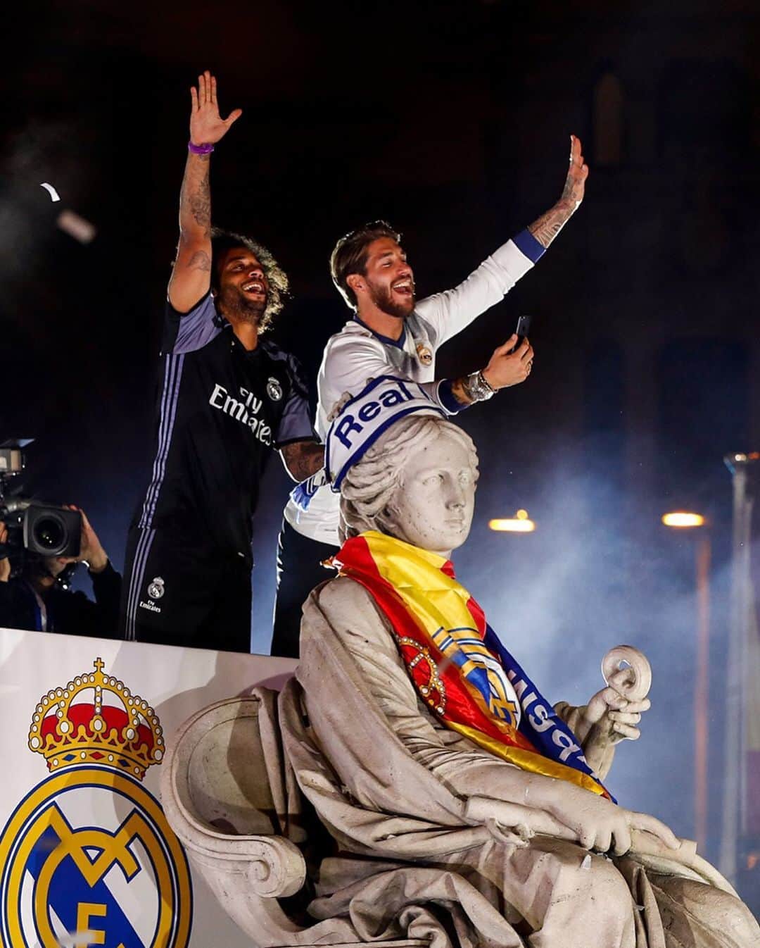 レアル・マドリードさんのインスタグラム写真 - (レアル・マドリードInstagram)「🏆 From the pitch to Cibeles - and our amazing #RMFans! 🙌 ¡De Málaga a Cibeles con nuestros #RMFans! #RMHistory | #RealFootball」5月22日 4時30分 - realmadrid
