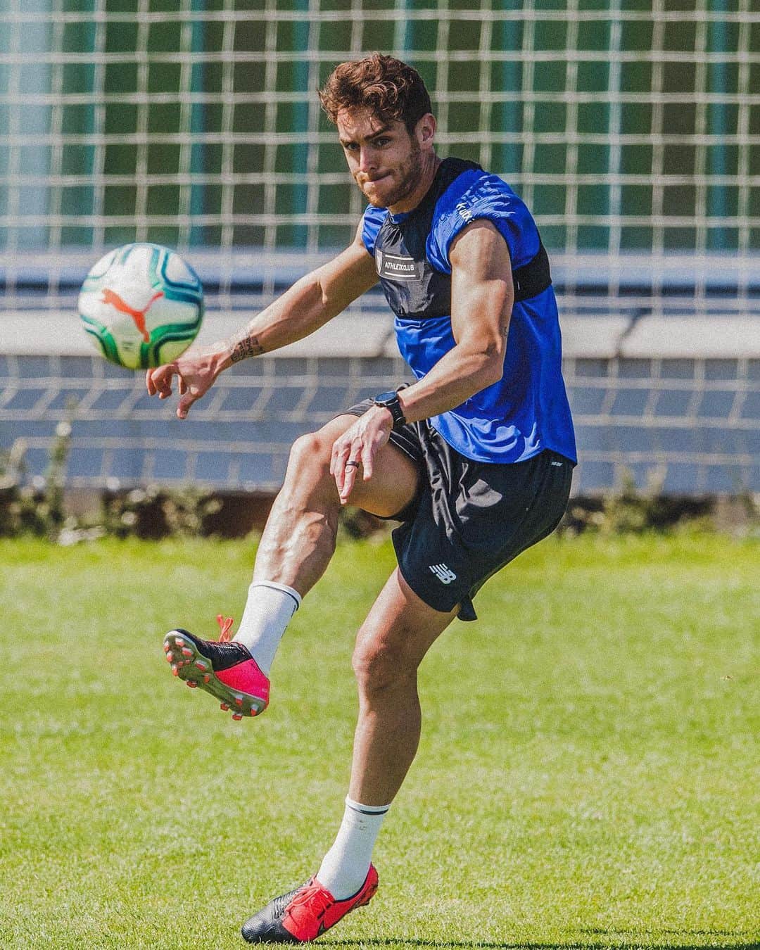 イバイ・ゴメスのインスタグラム：「Seguimos readaptándonos.💪🏼 Cada día se va pareciendo más a lo que a tod@s nos gusta. ⚽️ Más de media semana completada ✅  Aupa @athleticclub ! 🦁🔴⚪️」