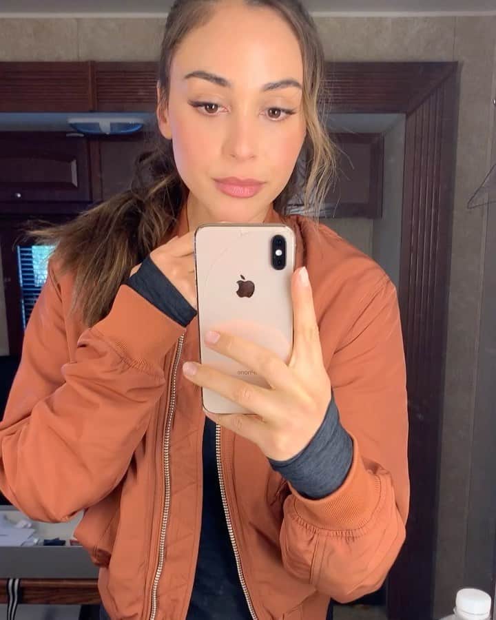 リンジー・モーガンのインスタグラム：「It was the first day of school for Year 7 and I sent this to @shaun_sipos but I think it’s applicable to now. . . . Hiii!! We’re back!! For one last dance 💃🏽 I won’t get mushy now, but I wanted to thank you all for being on this journey with us. AND ITS BEEN A JOURNEY! Thank you for watching last night and for all these years, thank you to every fan, cast, crew member, writer, producer, creator, network, studio and friend of THE100 (and to bomber jackets and ponytails). I’m not ready to say goodbye yet, so until then, I’ll be seeing y’all on Wednesdays. ♥️🚀 RR」