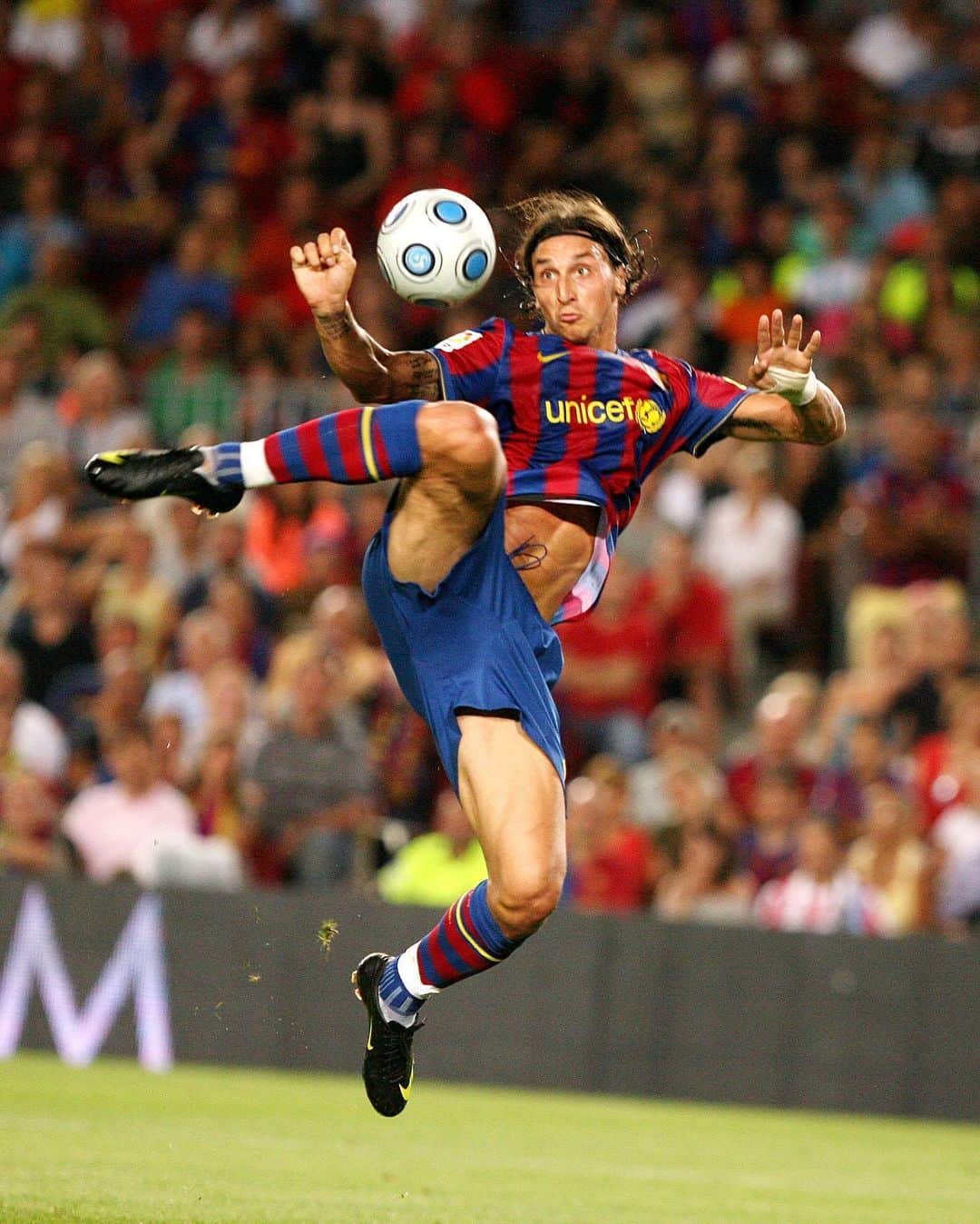 FCバルセロナさんのインスタグラム写真 - (FCバルセロナInstagram)「👯‍♂️ Big Man Zlatan #TBT 🇸🇪 @iamzlatanibrahimovic」5月22日 4時41分 - fcbarcelona