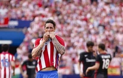 フェルナンド・トーレスのインスタグラム：「Hace tres años nos despedimos del estadio más bonito del mundo ... imborrable en mi recuerdo cada momento que he vivido como aficionado y jugador . Su ambiente, su color, su esencia ...el Calderón y su magia. Dos goles para decir adiós al teatro donde siempre soñé actuar desde que era un niño. Gracias por tanto querido #vicentecalderon cuánto te echo de menos... #3yearsago  Three years ago we say goodbye to the most beautiful stadium in the world ... unforgettable in my memory every moment that I have lived as a fan and player.  His atmosphere, his color, his essence ... the Calderón and his magic.  Two goals to say goodbye to the theater where I always dreamed acting since I was a child.  Thank you so much my dear #vicentecalderon I miss you so much ... # 3yearsago」