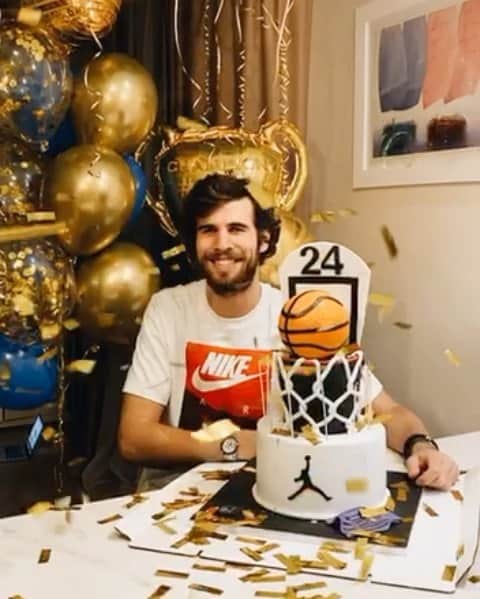 カレン・ハチャノフのインスタグラム：「24🎂 #BigBoy #ВсемСпасибо」