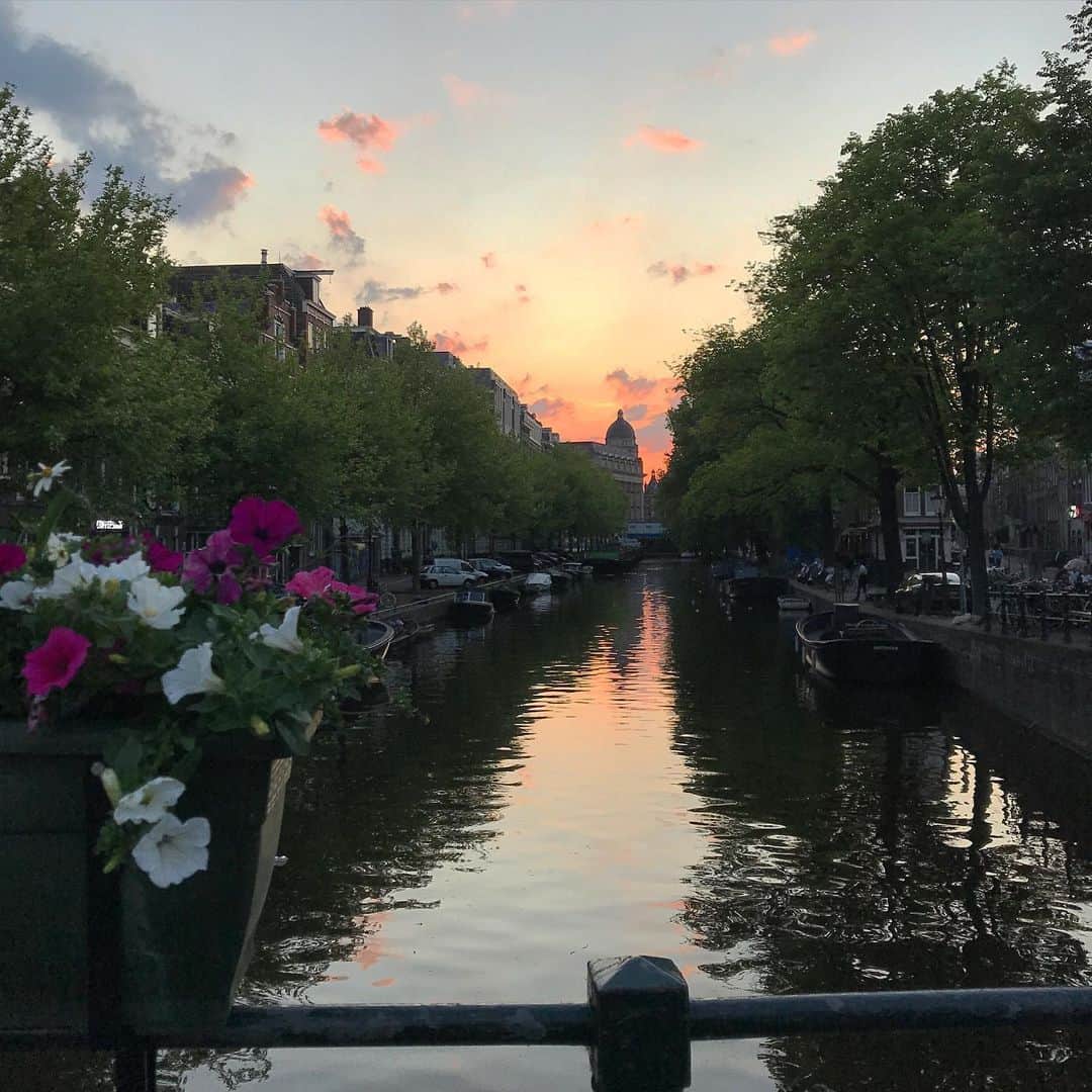 ロッテ・ヴァービークさんのインスタグラム写真 - (ロッテ・ヴァービークInstagram)「I won’t be the first- or the last- to take this snap, but that’s why the beauty of Amsterdam is so timeless.. 🖤 #amsterdam」5月22日 4時57分 - lotteverbeek