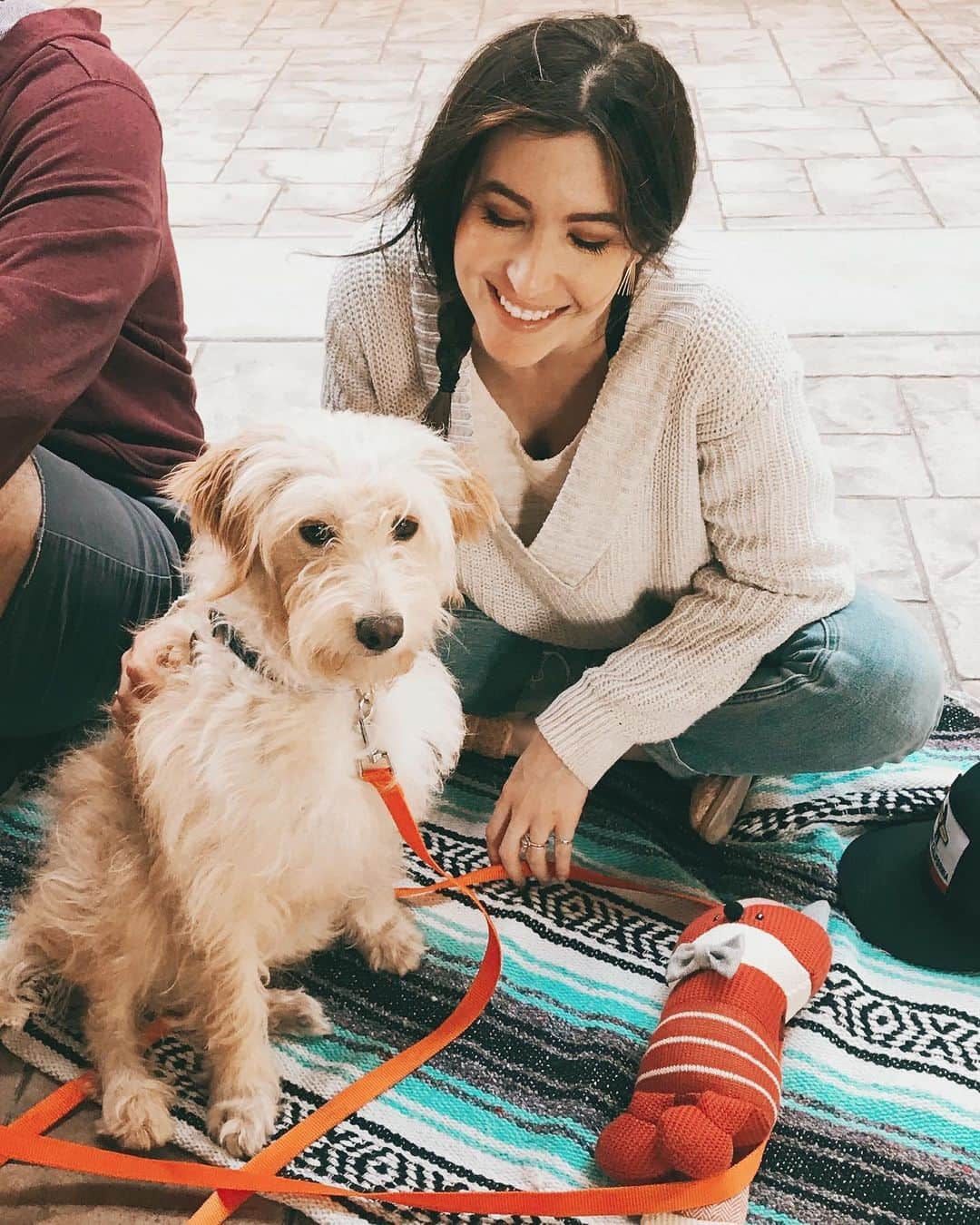 ケイト・ボイージェルのインスタグラム：「love getting to know this crazy pooch better 🐾 this pic was taken not long after she mercilessly tore the arms off of this poor fox 🦊😭」