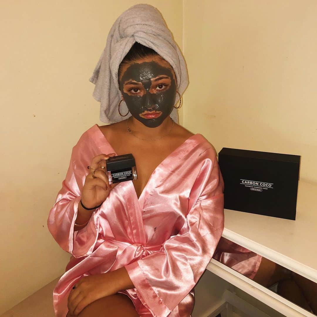 テイラー・グラブスのインスタグラム：「i have been obsessed with this @carboncocoau magnetic mask🥰 #carboncoco」