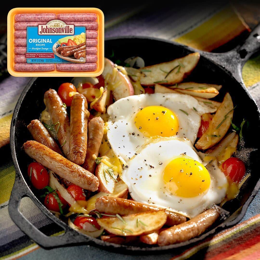 ジョンソンヴィルのインスタグラム：「Long holiday weekends mean more family breakfasts! Wherever you’re together, make those mornings better with our favorite, versatile breakfast recipes easy to make in a pan, on a plate, in a pepper ring, or on a pizza. Link in bio for recipes!  #weekendbrunch #breakfast #camping #campingfood #memoridaldayweekend #breakfastideas #betterwithsausage #socialdistancingwithsausage」