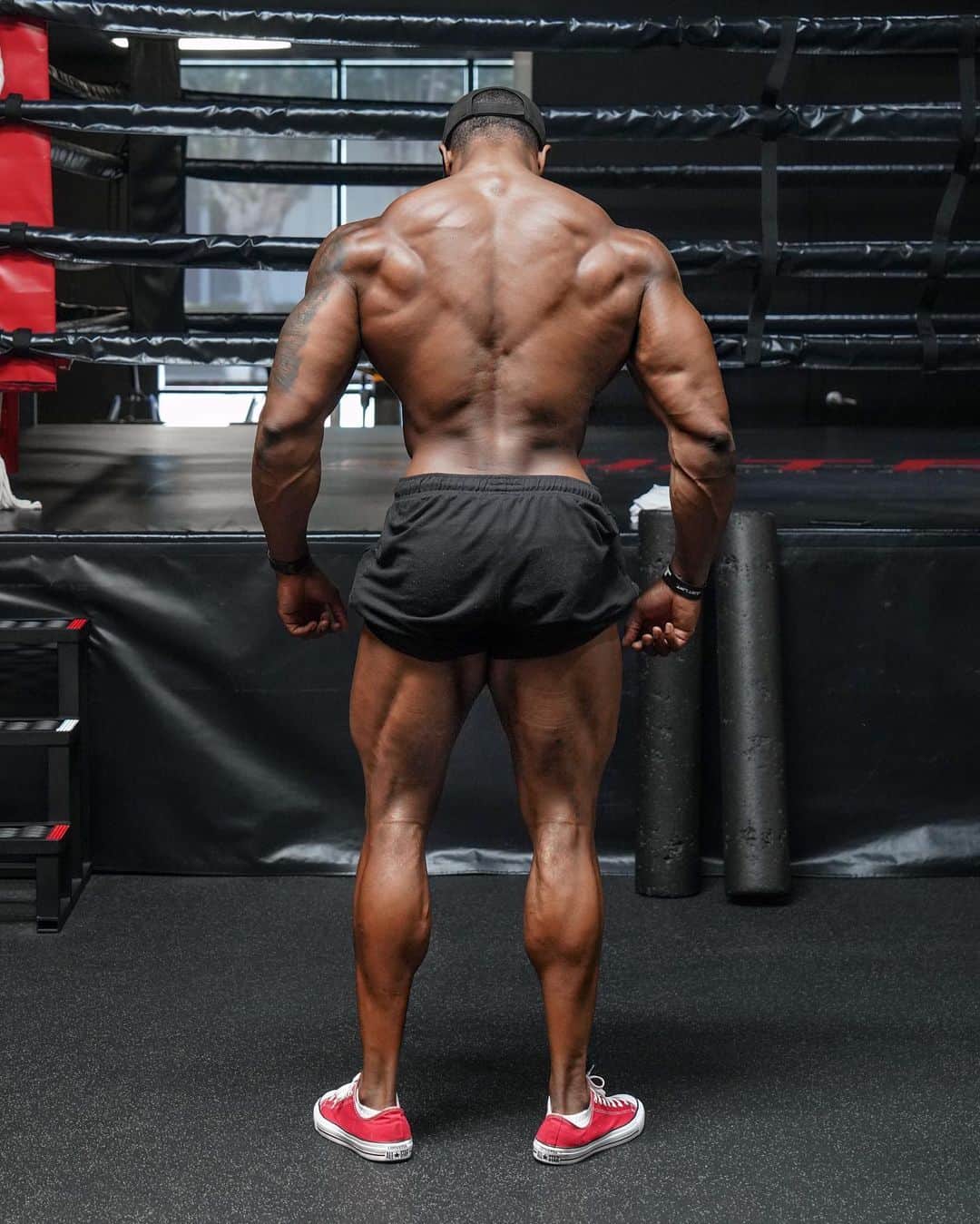 Simeon Pandaさんのインスタグラム写真 - (Simeon PandaInstagram)「Answers to my most FAQ 👉 6’1/230lbs, about 20yrs, because I enjoy it 💪🏾 😅⁣ ⁣ 🔥Download my diet & full training routines at SIMEONPANDA.COM⁣⁣ ⁣⁣ 👉 Be sure to SUBSCRIBE to my YouTube channel: YouTube.com/simeonpanda 👈⁣⁣⁣⁣🏠 Almost 20 home workouts all FREE at Youtube.com/simeonpanda ⁣⁣⁣⁣⁣ ⁣⁣ 💊 Follow @innosupps ⚡️ for the supplements I use👌🏾⁣⁣⁣ ⁣ #simeonpanda」5月22日 5時21分 - simeonpanda