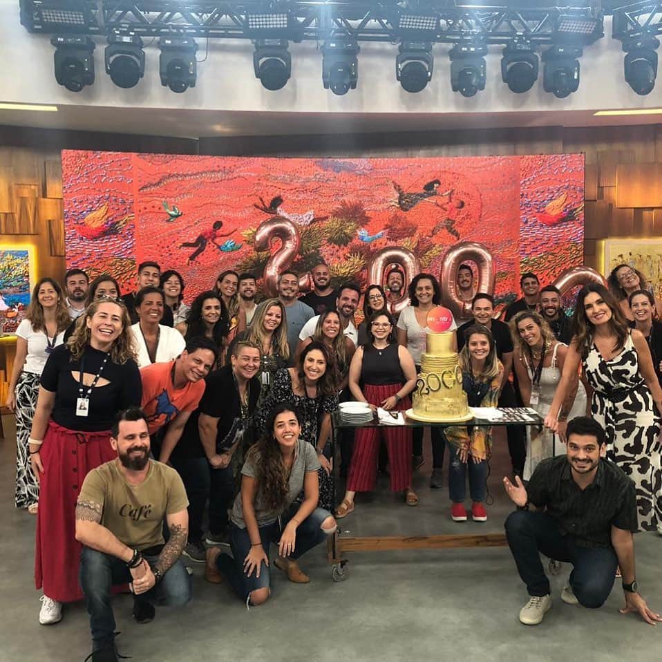 ファチマ・ベルナルデスのインスタグラム：「O #TBT de hj é o do último #encontrocomfatima que fizemos com a equipe trabalhando junta nos #estudiosglobo. Que saudade dessa minha turma. Como as coisas mudaram! De lá pra cá, cada um segue trabalhando da sua casa. Saudade de ver todo mundo reunido, mas pra que isso aconteça, ainda precisamos ficar longe. Um cuidando do outro. Se puder, fique você também em casa. A luta pra frear essa pandemia precisa muito da nossa atitude consciente.」