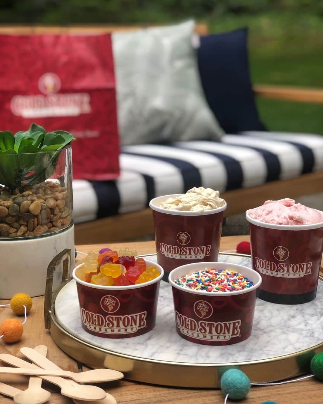 コールド・ストーン・クリーマリーのインスタグラム：「Congrats, grad! 🎓🎉Treat your grad to a Pint-sized Family Pack. Each Pint-size Family pack serves 4 – 5 people, includes 2 pints of Made Fresh Ice Cream, Yogurt or Sorbet, 2 Mix-ins and includes Like It® size cups, spoons, and napkins! Contact your local store for availability.」