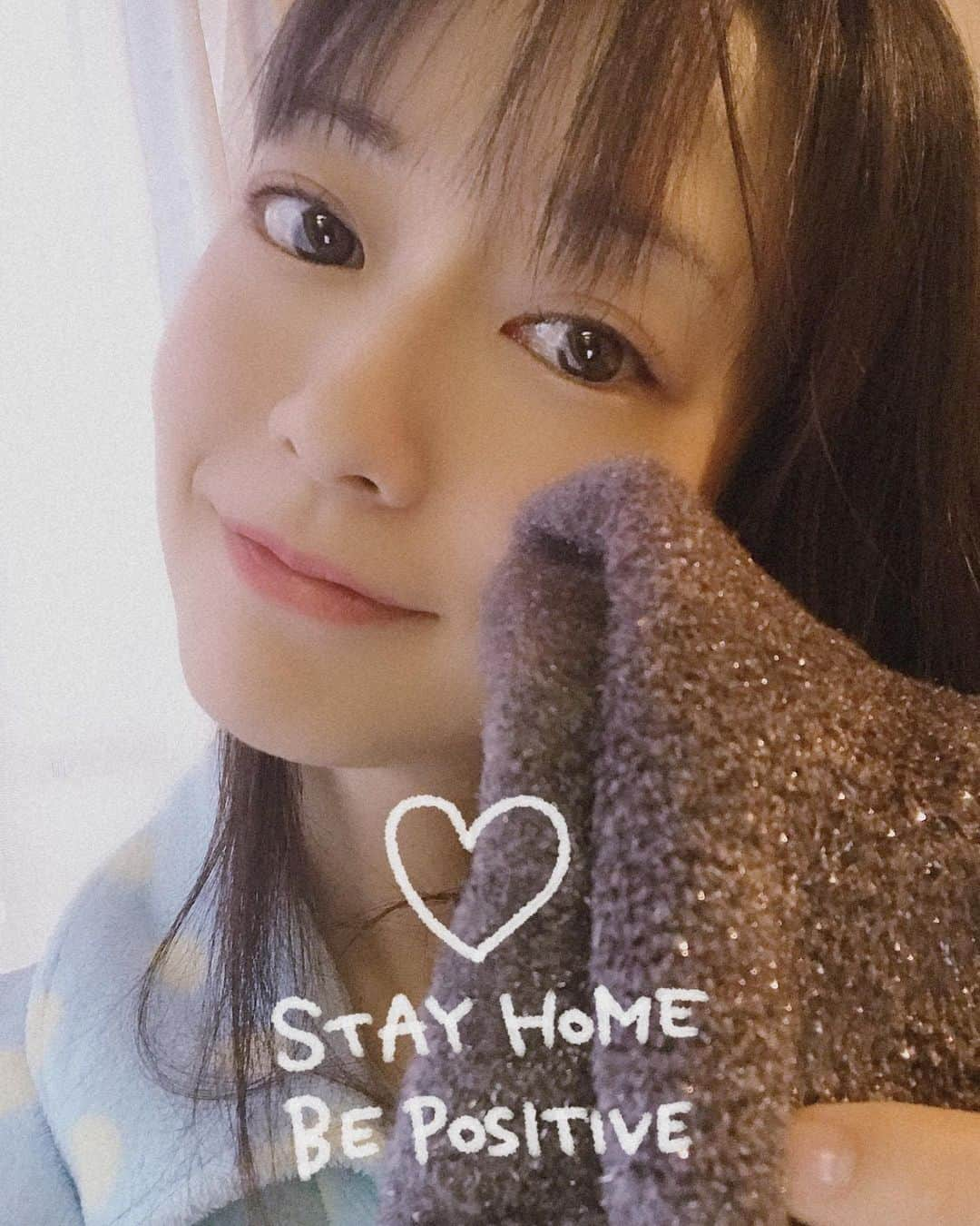 吉山りささんのインスタグラム写真 - (吉山りさInstagram)「おはフラ〜🌈4:30  もこもこパジャマと一緒に寝た☺️💕 今日は#湯 #キラキラ #大好き❣️#もこもこ #靴下 #socks #🧦 #brown #short #ラメ #fashion #足 #脚 #foot #legs #モデル #model #バスタオル女子 #バスタオルモデル #温泉ソムリエ #温泉女子 #ファッション #すっぴん #美容 #stayhome #goodmorning #吉山りさ  寒いから着込む #冷え性 #寒がり #glitter」5月22日 5時26分 - oreorerisa