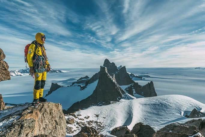 ジミー・チンさんのインスタグラム写真 - (ジミー・チンInstagram)「Hanging out w @conrad_anker today but this time virtually at @americanalpine Clubhouse - 6pm MT. Talking about our climb on Ulvetanna, Queen Maud Land, Antarctica a few years ago. Come hang out. Link in bio. @thenorthface @yeti 📸 @sav.cummins 🎥 @conrad_anker」5月22日 5時36分 - jimmychin