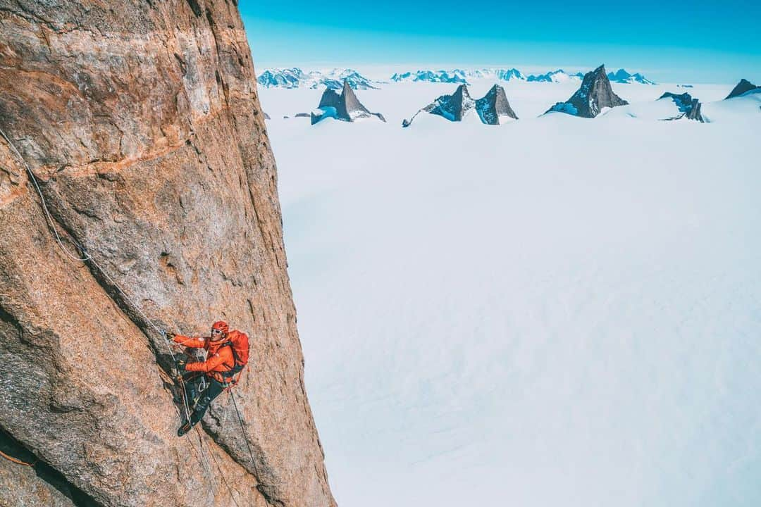 ジミー・チンさんのインスタグラム写真 - (ジミー・チンInstagram)「Hanging out w @conrad_anker today but this time virtually at @americanalpine Clubhouse - 6pm MT. Talking about our climb on Ulvetanna, Queen Maud Land, Antarctica a few years ago. Come hang out. Link in bio. @thenorthface @yeti 📸 @sav.cummins 🎥 @conrad_anker」5月22日 5時36分 - jimmychin