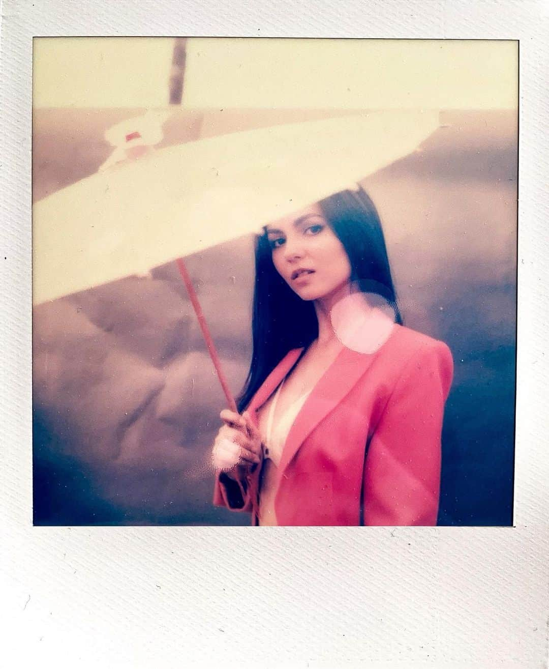 ヴィクトリア・ジャスティスさんのインスタグラム写真 - (ヴィクトリア・ジャスティスInstagram)「Having a lil pink power suit parasol Polaroid moment. Try saying that 3x fast 😜」5月22日 5時47分 - victoriajustice