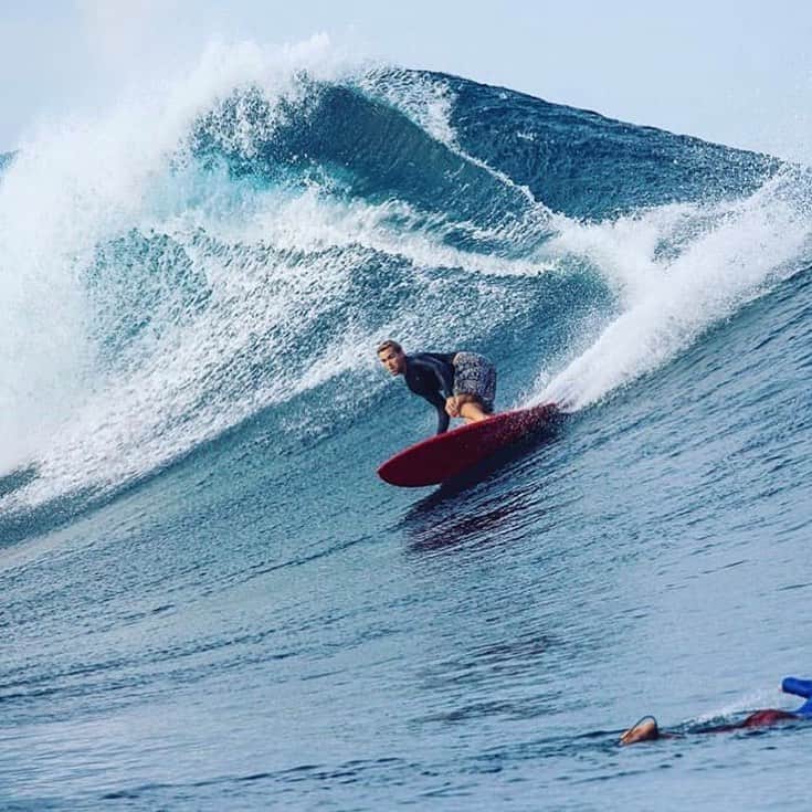 レインスプーナーさんのインスタグラム写真 - (レインスプーナーInstagram)「Throwback to the days of travel and surf trips to remote reef passes.  @christianwach in our Original Lahaina short just carving some time out.  Photo by @shhtorky. PS, swim trunks are on sale now for up to 70% off online for the weekend. . . . #reynspooner #surf #originallahaina」5月22日 5時55分 - reynspooner