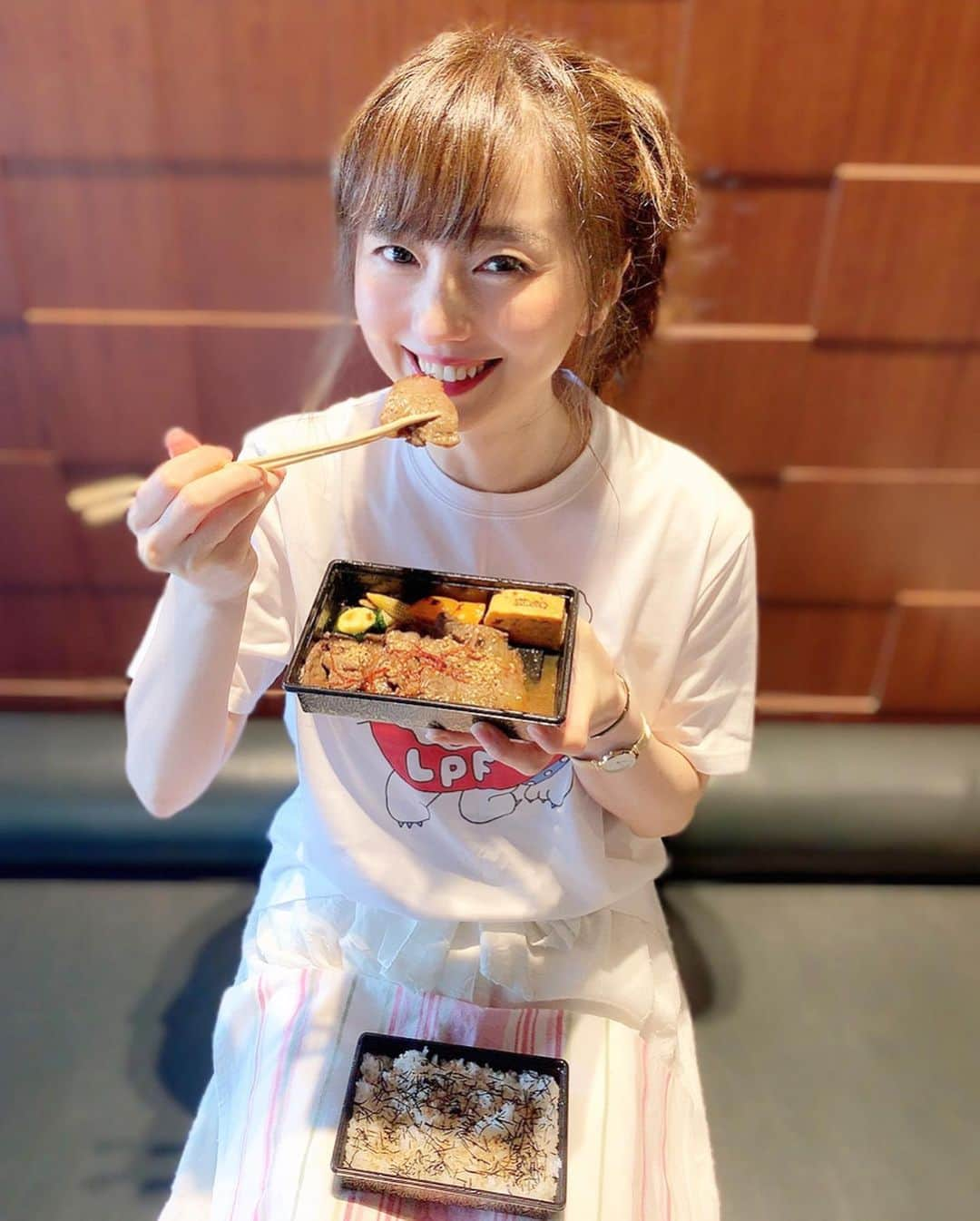 早川愛さんのインスタグラム写真 - (早川愛Instagram)「🥡🛵❤️﻿ ﻿ 銀座KOSOの焼肉弁当をデリバリ〜🎶﻿ @_koso_official_ ﻿ ﻿ ﻿ お肉が柔らかくて﻿ おいしくて﻿ ごはんがススムくん🍚❤️﻿ ﻿ ﻿ これは和牛切り落とし弁当ですが﻿ ほかのもたべたい...🤤﻿ お店にもいきたいよう🥺﻿ ﻿ ﻿ ﻿ ﻿ #銀座KOSO﻿ #銀座焼肉﻿ #銀座グルメ﻿ #銀座デリバリー﻿ #デリバリー弁当﻿ #焼肉弁当﻿ #焼肉﻿」5月22日 5時55分 - megumegu_1006