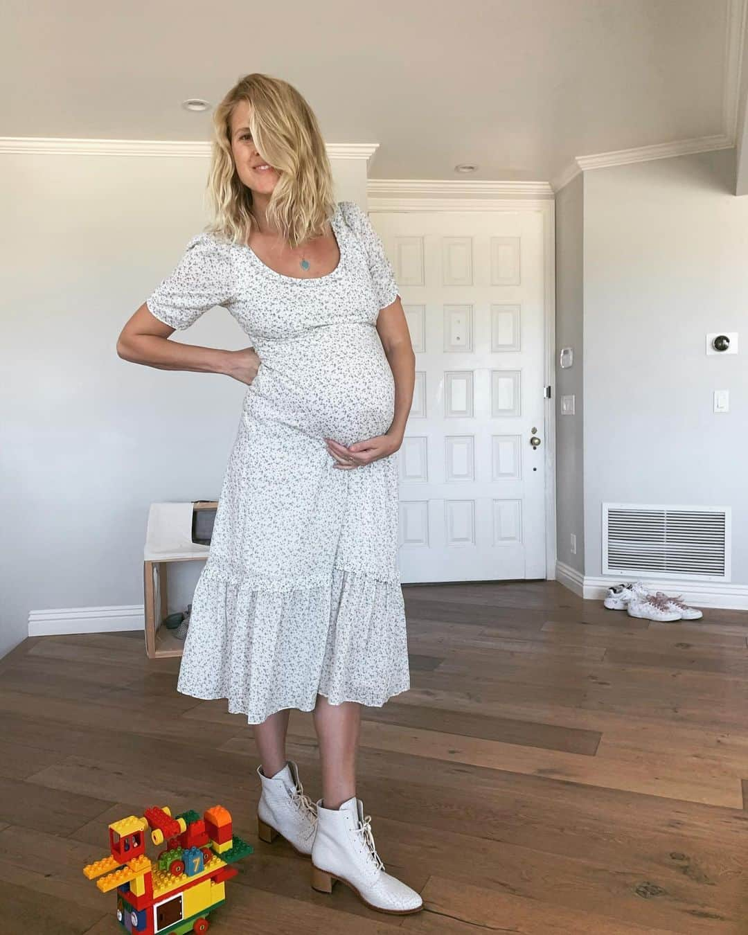 サラ・ライトさんのインスタグラム写真 - (サラ・ライトInstagram)「“Mom will you take a picture with my LEGO ship I built?”」5月22日 6時07分 - swrightolsen