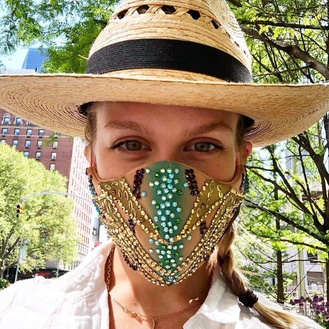 ケイトリン・ウィーバーさんのインスタグラム写真 - (ケイトリン・ウィーバーInstagram)「The new pandemic chic, courtesy of @feelingmathieucaron, @chockolate02 and @lincolncenter 🐍🏛 PS: I may be wearing this upside down. #masks #gloves #safetyfirst #fashionsecond #allforcharity • #Weaverpoje #figureskating #icedance #nyc @who @unfoundation @openice.live」5月22日 6時14分 - ka2sh