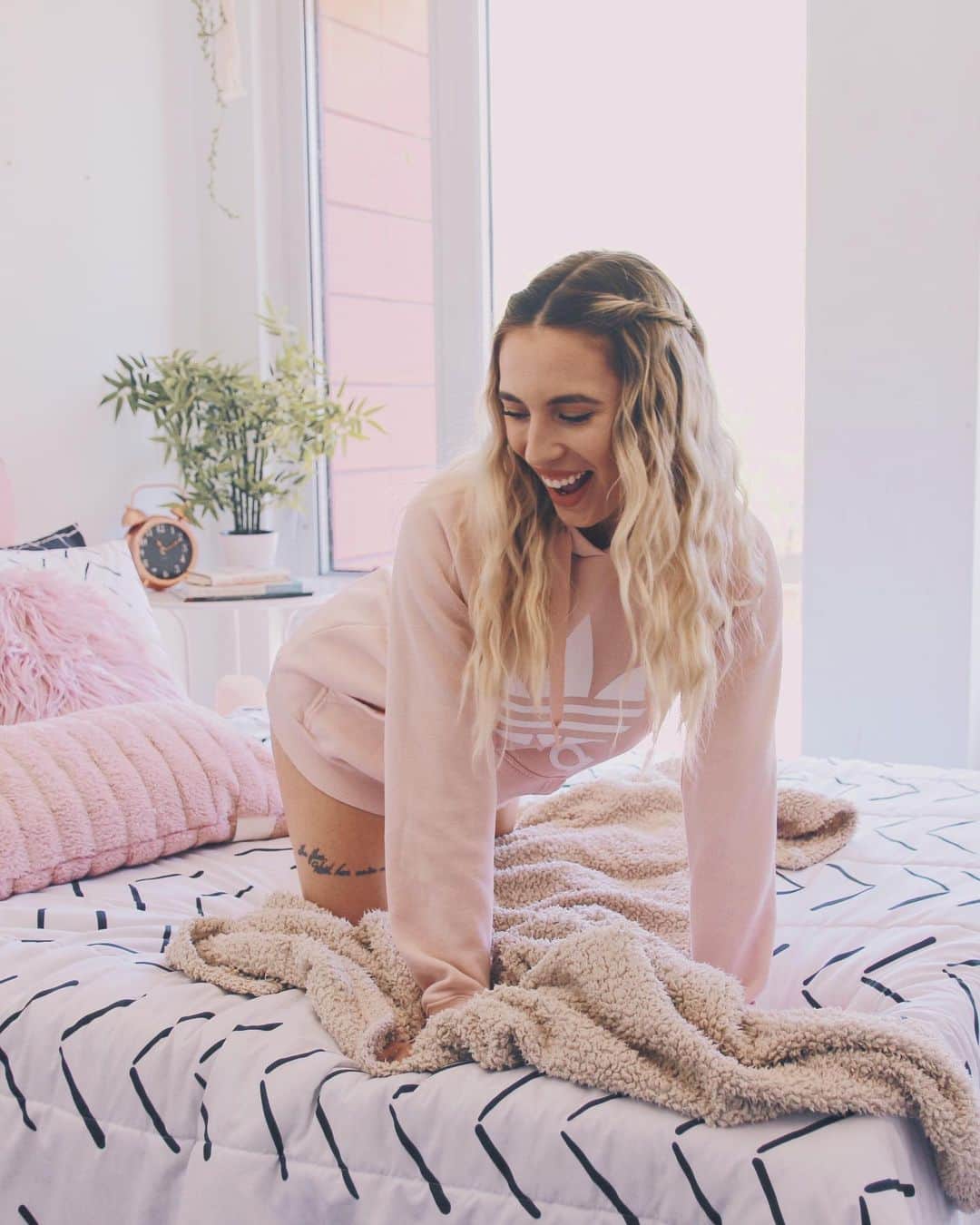 Kalyn Nicholsonのインスタグラム：「What you don’t see is Bentley barking at me to throw his toy. So far these last few weeks he’s made a terrible personal assistant but an entertaining source of company and the perfect little spoon.  our Sunday routine is now up on my personal channel ✨ come talk soul work and growth mindsets while we sip on something cozy (or in my case rn something spiked)」