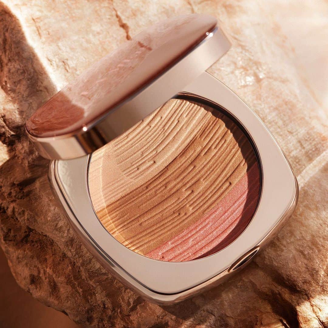 ドゥラメールのインスタグラム：「Introducing this year’s beloved limited edition and perfect for a sun-kissed glow from home.」