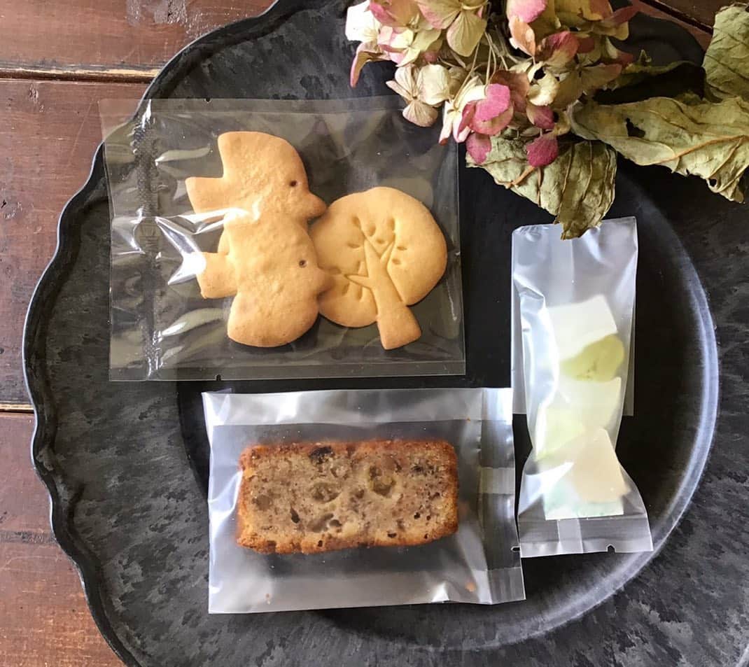 cafezakkagallery-flagのインスタグラム：「▪︎オーダー▪︎ ご予算に合わせて焼き菓子セットも お作り致します。 今回は新作のフレーバー琥珀の 「きらら」も合わせて。 気に入って頂けますように。。 . 色々と解除がされて一安心のような まだまだドキドキのような。。 cafeFLAGでは５月いっぱいは テイクアウトとギャラリーオープンのみの 営業とさせて頂きます。 ６月よりカフェをスタートしたいと思います。  #cafeFLAG #cafezakkagalleryflag  #テイクアウト #枚方市 #お取り寄せ #琥珀 #焼き菓子 #cafeFLAGの焼き菓子」