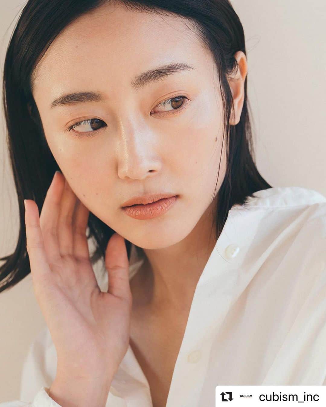 泉見祐希のインスタグラム：「🌿 . #Repost @cubism_inc with @make_repost ・・・ . Photographer >> Asaki Koshikawa @54kawa  _ #model : 泉見祐希 @yuuki_izumi_ @gunns_models  _ #photographer #越川麻希 #asakikoshikawa #portrait #fashion #woman #jbeauty #womanportrait #portraitphotography  #photography #editorial #advertising #magazine #editorialdesign #fashionmagazine #fashioneditorial #fashionphotography #広告 #雑誌  #CUBISM_INC  #artistmanagement #tokyo #japan」