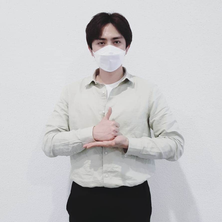 チョン・ヒチョルのインスタグラム：「안녕하세요 희철입니다. 매우 감사하게  @jjung_a_kim 님 의 지목을 받아 #덕분에챌린지 에 동참하게 되었습니다.  오늘도 전세계적으로 밤낮없이 코로나19로 싸우고계신 의료진,방역,소방,자원봉사자분들께 존경심과 감사함을 표합니다. 우리 모두 코로나19를 이겨냅시다. 다음으로는 도레도레 대표님이신 김경하 대표 @kyungha_kimm 님 그리고 제국의아이들에 하민우 @minwoo1482 님 입니다.감사합니다」