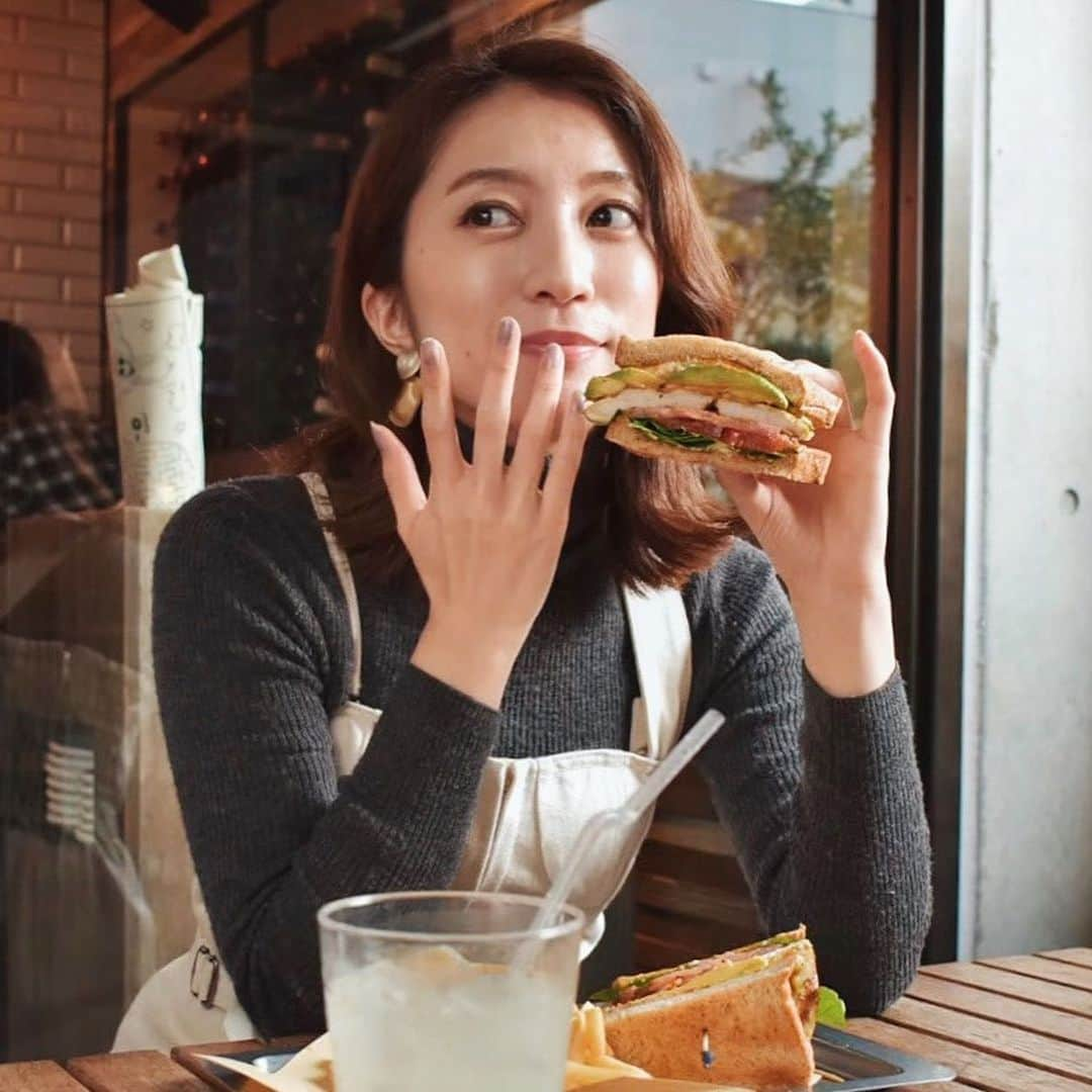 瀬口かなさんのインスタグラム写真 - (瀬口かなInstagram)「🍔🍔🍔 ． 原宿キャットストリートにあるSmoke house🍖 ． とってもにくにくしくて美味しいハンバーガー屋さんです😋 ． ランチはハンバーガー、サンドイッチなどのメニューですが、夜は本格BBQ料理が楽しめるんだとか❣️ ． ． 写真は2月ですが、今は短縮営業されてるみたいでテイクアウトもやってるみたいです✨ ． 店内もおしゃれでかっこよかったからまた行きたいんだ〜☺️💗 ． ．  #過去pic #humberger #cafestagram #ハンバーガー #サンドイッチ #原宿カフェ #明治神宮 #キャットストリート #smokehouse #ハンバーガー巡り」5月22日 16時19分 - seguchikana