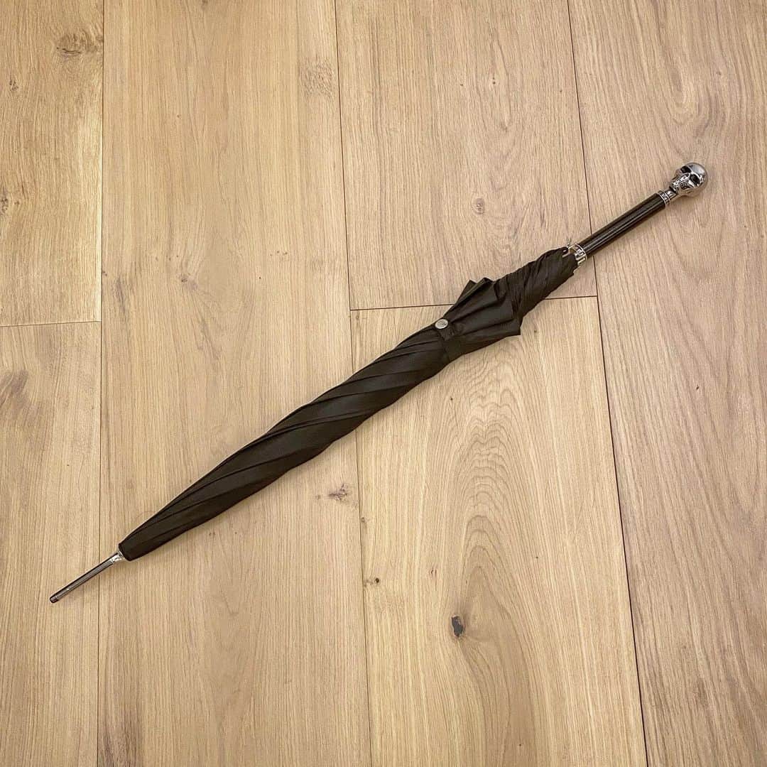 光本勇介のインスタグラム：「そろそろ梅雨だから新しい傘買った☂️ #alexandermcqueen」