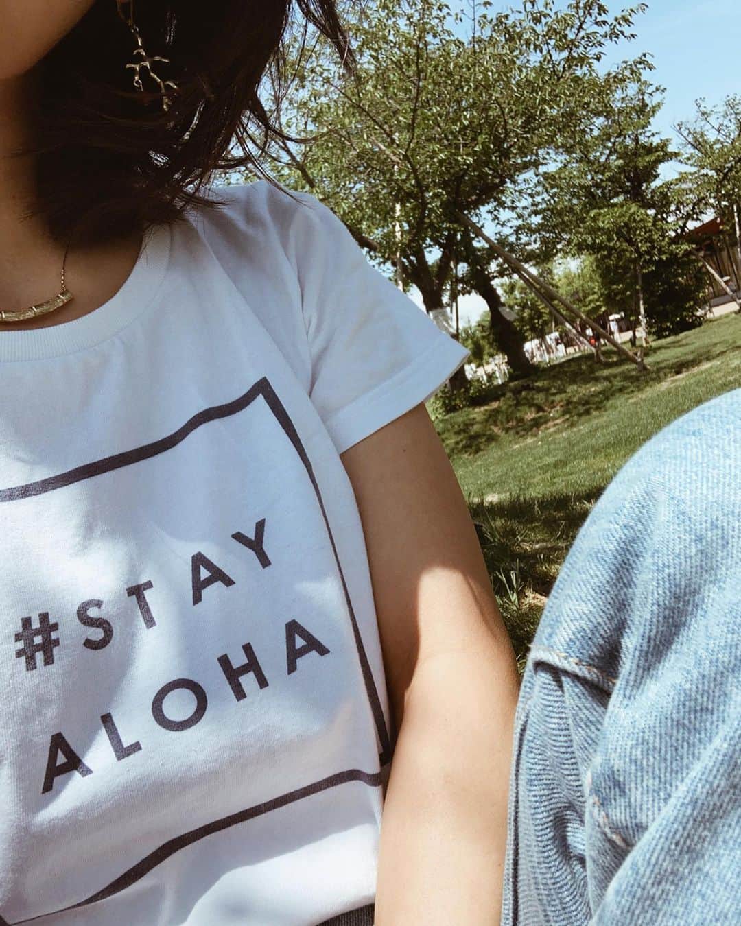 村上萌さんのインスタグラム写真 - (村上萌Instagram)「先週ハワイに住む叔母から、誰もいないアラモアナビーチの写真が送られてきた。﻿ ハワイも大打撃を受けている場所のひとつ。﻿ ﻿  @lanilani_hawaii の編集をしている @yuki_bluebird さんが「これまで楽しませてもらったぶん、恩返しがしたい！」と立ち上げた #STAYALOHA のプロジェクト。﻿ このTシャツの売り上げの一部が寄付されます。﻿ ﻿ その観点で言ったら、私もこれまでの人生で、とんでもなく楽しませてもらった場所。親戚も幼なじみも友達も、大切な人がたくさんいる。﻿ ﻿ 先月骨折した娘の、経過観察後にお決まりになっている公園。ちょうどハワイみたいな光が差し込んでた。どうかいつまでも変わらずに、元気でいていてほしい場所…🤙 ﻿ #stayalohaproject #紡ぐこと ﻿ ﻿ #Repost @yuki_bluebird ﻿ ・・・﻿ もちろん世界中が大変なときですが…ハワイはかなりシビアな経済状況を迎えていると、現地から多くの声を聞きました。﻿ ﻿ ツーリストのいなくなったワイキキでは、飲食店が経営危機に直面し、失業率は37%を超えたそうです。﻿ ﻿ 世界一のリードディスティネーション、ハワイ。ハワイは元気でいてくれないと❗️これまで楽しませてもらったぶん、何か恩返しをしたい❣️と思い、思いきって応援プロジェクトを立ち上げました📣✨ ハワイ復興支援チャリティーTシャツ「#STAYALOHA」を販売します💪﻿ .﻿ 「STAY ALOHA 」には、感謝・優しさ・穏やかさ・ポジティブさを持ち続けようというメッセージが。売上の一部を、観光業復興支援の一助となるようハワイに寄付します。 .﻿ ♦価格,4800円(税抜) ♦メンズ・レディースあり﻿ ♦︎販売中〜5月24日(日)まで﻿ 詳しくは @lanilani_hawaii のHPでご確認ください🙏﻿ ﻿ 何卒、皆様からのご賛同、また情報の拡散のほど宜しくお願いいたします🙇‍♀️元気になったハワイに、また笑顔で自由に渡航できる日が1日でも早く訪れますように😌💫﻿」5月22日 16時28分 - moemurakami_