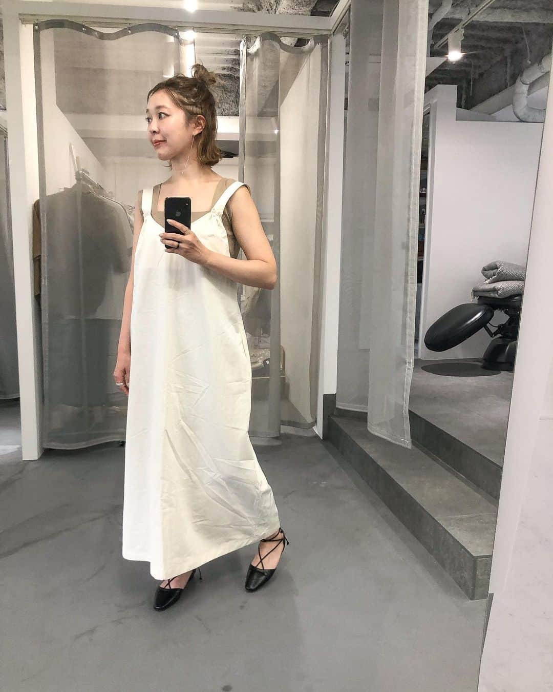 北岡りえのインスタグラム：「お問い合わせが多かったリラックス感のオーバーオール👗  白すぎないアイボリーで透けないのでこれ１枚で。 157cmでちょうどくるぶし辺りです。  二の腕がんばって引き締めてまた色々 載せます🙌  #seahstyle」