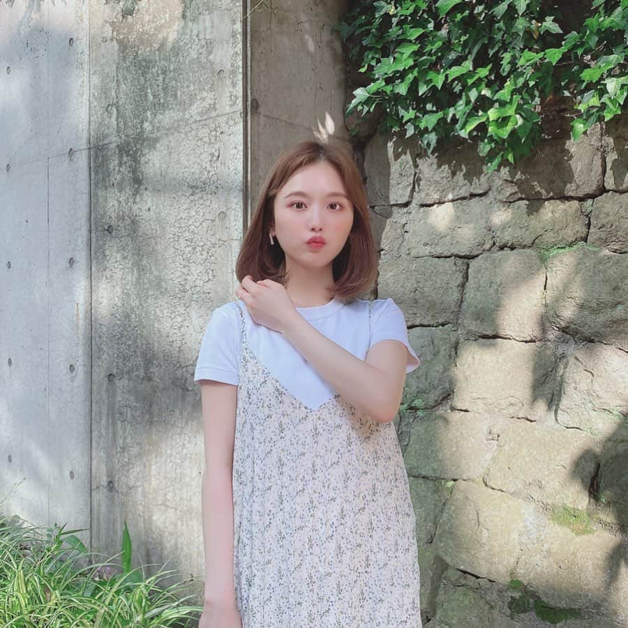 ひよんのインスタグラム：「🌼👖 ㅤㅤㅤㅤㅤㅤㅤㅤㅤㅤㅤㅤㅤ あたたかくなったと思ったら また肌寒くなってきたね😭😭😭 みんな風邪ひかないようにね❤️ ㅤㅤㅤㅤㅤㅤㅤㅤㅤㅤㅤㅤㅤ この日はクアンクの #座り放題フラワーワンピ の中に、 ユニクロUのTシャツを合わせたよ😊 ㅤㅤㅤㅤㅤㅤㅤㅤㅤㅤㅤㅤㅤ 今日も19時からのインスタライブで 会おうね🥰✨✨ ㅤㅤㅤㅤㅤㅤㅤㅤㅤㅤㅤㅤㅤ @9unq.official  #9unq #9unqstyle #9unqコーデ #꾸안꾸 #クアンク #ひよん」