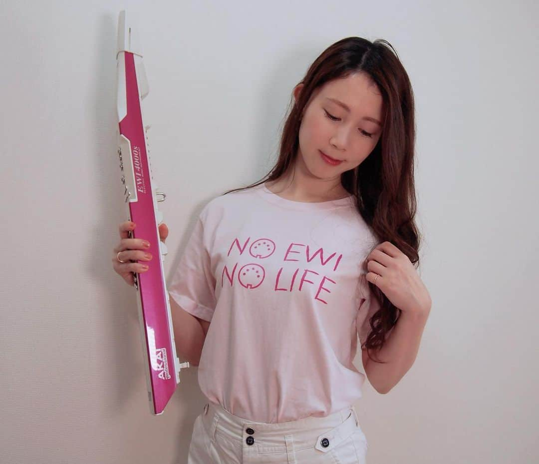 若林愛さんのインスタグラム写真 - (若林愛Instagram)「NO EWI NO LIFE Tシャツ🥰最近また涼しくなったけどようやくTシャツ着れる季節になりましたね♫ 4000のOはMIDI端子、5000はUSB端子になってた😳✨ カラーバリエーションも豊富！ 気になる方はぜひ「NOEWI Tシャツ」で検索を💁‍♀️✨ . #ewi #akaiewi #akaiprofessional #ewi4000s #カラーバリエーション #ピンク #tシャツ」5月22日 16時35分 - megumi.cl