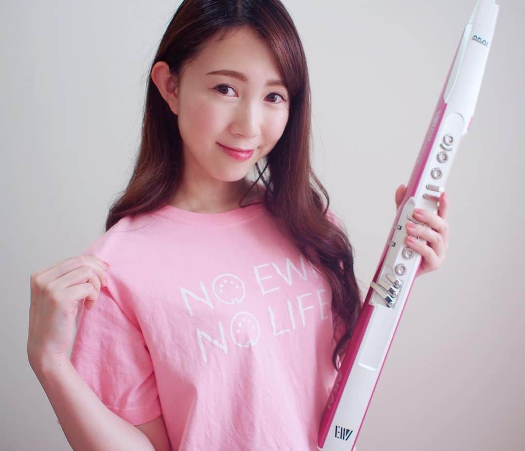 若林愛さんのインスタグラム写真 - (若林愛Instagram)「NO EWI NO LIFE Tシャツ🥰最近また涼しくなったけどようやくTシャツ着れる季節になりましたね♫ 4000のOはMIDI端子、5000はUSB端子になってた😳✨ カラーバリエーションも豊富！ 気になる方はぜひ「NOEWI Tシャツ」で検索を💁‍♀️✨ . #ewi #akaiewi #akaiprofessional #ewi4000s #カラーバリエーション #ピンク #tシャツ」5月22日 16時35分 - megumi.cl