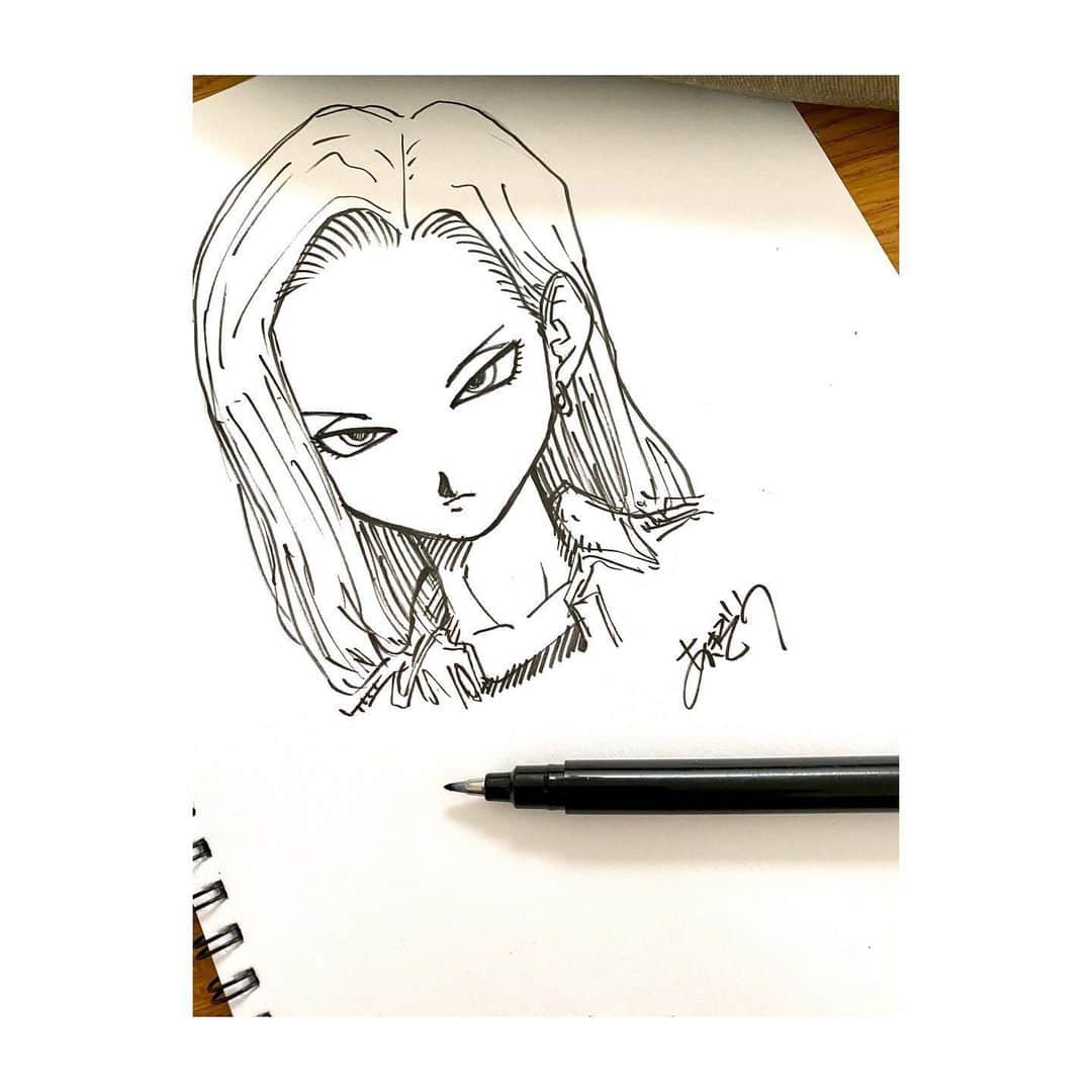 U-YEAH のインスタグラム：「先日、真夜中に行ったインスタライブで「Live drawing」なるものを試みたが、手元とPC画面がうまく映せなかったことと、何より自分のイラストがポンコツ過ぎてあえなく途中棄権。情けない。(お題は「ドラゴンボール」の人造人間18号だった) 込み上げる悔しさを抑えられず、お手本を見ながら今度はWacomのペンタブを捨て、普段使い込んでいるぺんてるの極細筆ペンでリトライ。 しかし、やっぱりダメ、、、。雰囲気はマネできても、『ホンモノ』には足元にも及ばない。先生が描く18号は、イラストなのに「ロボット感」みたいな冷たい質感がしっかりあって、それでいて女性としての美しさも兼ね備えている。 驚異的なバランス感と圧倒的画力。鳥山明先生の凄さを改めて実感した、そんなSTAY HOMEの昼下がりでした。  ペンタブを使った"Insta Live drawing"は今後もやってみたい。何か良い方法ご存知の方、是非教えてください🙏💦 #stayhome  #doragonball  #鳥山明先生にいつか見てもらえますように  #鳥山明三はペンネームです」
