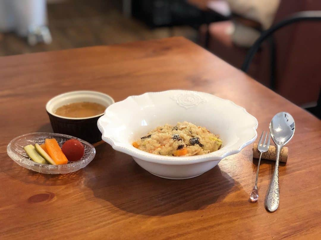 神咲詩織さんのインスタグラム写真 - (神咲詩織Instagram)「・ ・本日のお昼ご飯🍽✨ ・ ・昨夜のクリーム煮と炊き込みご飯のリメイクで、、、 ・ ・白菜ベーコンきのこのチーズクリームリゾット ・自家製ピクルス(きゅうり、人参、トマト) ・オニオンスープ ・ ・めんどくさい日は即席ランチで🕺✨笑 ・ひと手間加えるだけでそれなりになります🕺笑 ・ #居酒屋こあら #ランチ」5月22日 17時00分 - nexter_nippon