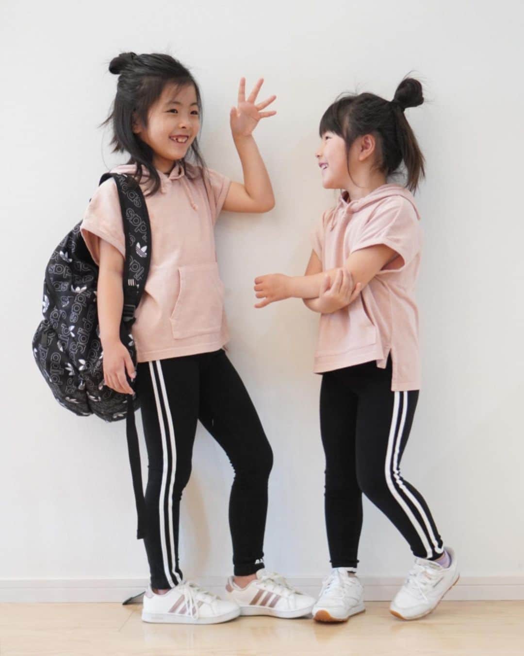 mocchiのインスタグラム：「2020.05.18 こんにちは🌞 ・ ・ やっと昨日登校日でした。 ・ まさかの起きる時間遅刻して登校日初日からバタバタだったけど なんとか間に合いました🤣🤣🤣 ・ ・ 来週からも分散登校になって少しずつ緩和されてきたね✨ ・ ・ このまま2波が来ないことを祈る🥺 ・ ・ @branshes から可愛い春夏服が届いた♥️ #ブランシェス#branshes ・ ・ ・ #kidsfashion#インスタキッズ#4歳#6歳#4月生まれ#5月生まれ#姉妹#親バカ#プチプラコーデ#シンプルコーデ#キッズコーデ#キッズファッション#子供服#お洒落さんと繋がりたい#ベビフル#コドモノ#娘コーデ#カジュアルコーデ#春服#春服」