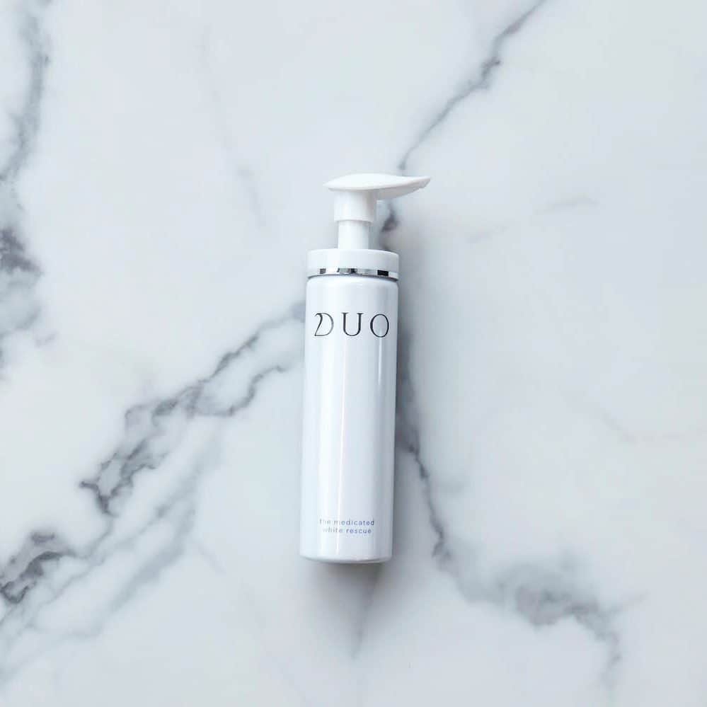 D.U.O.（デュオ）のインスタグラム：「肌の格上げに、おすすめ美白*アイテム﻿ ﻿ ザ 薬用ホワイトレスキュー 〈医薬部外品〉﻿ ﻿ 日本初**、3つの薬用成分と高濃度炭酸泡を組み合わせた先行型美白*美容液。﻿ ﻿ 高濃度のマイクロ炭酸泡が肌に密着浸透し、﻿ 薬用有効成分を角質層の深くまで届けることで﻿ 美白*・抗炎症、﻿ そしてマッサージにより血流にパワフルにアプローチします。﻿ ﻿ 【３つの薬用成分】﻿ ・防ぐ美白*のアルブチン﻿ ・還元作用のビタミンC誘導体（Ｌ－アスコルビン酸 ２－グルコシド）﻿ ・炎症抑制のグリチルリチン酸ジカリウム﻿ ﻿ ﻿ *  メラニンの生成を防ぎ、しみ、そばかすを防ぐ﻿ ** 3つの薬用有効成分を配合した炭酸美白美容液（2020年1月Mintel社データベース内自社調べ） ﻿ ﻿ #duoコスメ﻿ #薬用ホワイトレスキュー﻿ #ホワイトレスキュー」