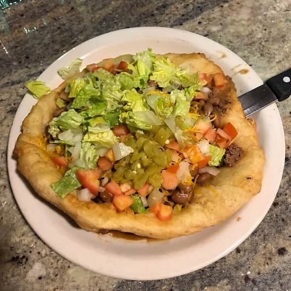 アメリカ大使館さんのインスタグラム写真 - (アメリカ大使館Instagram)「ナバホスタイルタコス🌮 下のトルティーヤの部分がしっかり揚げられていて、メキシカンスタイルタコス🌮とはまたちょっと違った食感が美味しいんですよ😋 . #usa #america #studyabroad #livinginamerica #tacos #foodinamerica #アメリカ #アメリカ生活 #留学 #タコス #ナバホスタイル #navajotaco #navajo #tgif #yummy #ファーストフード #サルサソース #手作り感 #ソウルフード #食感がいい #思い出の味 #ハラペーニョ」5月22日 16時59分 - usembassytokyo