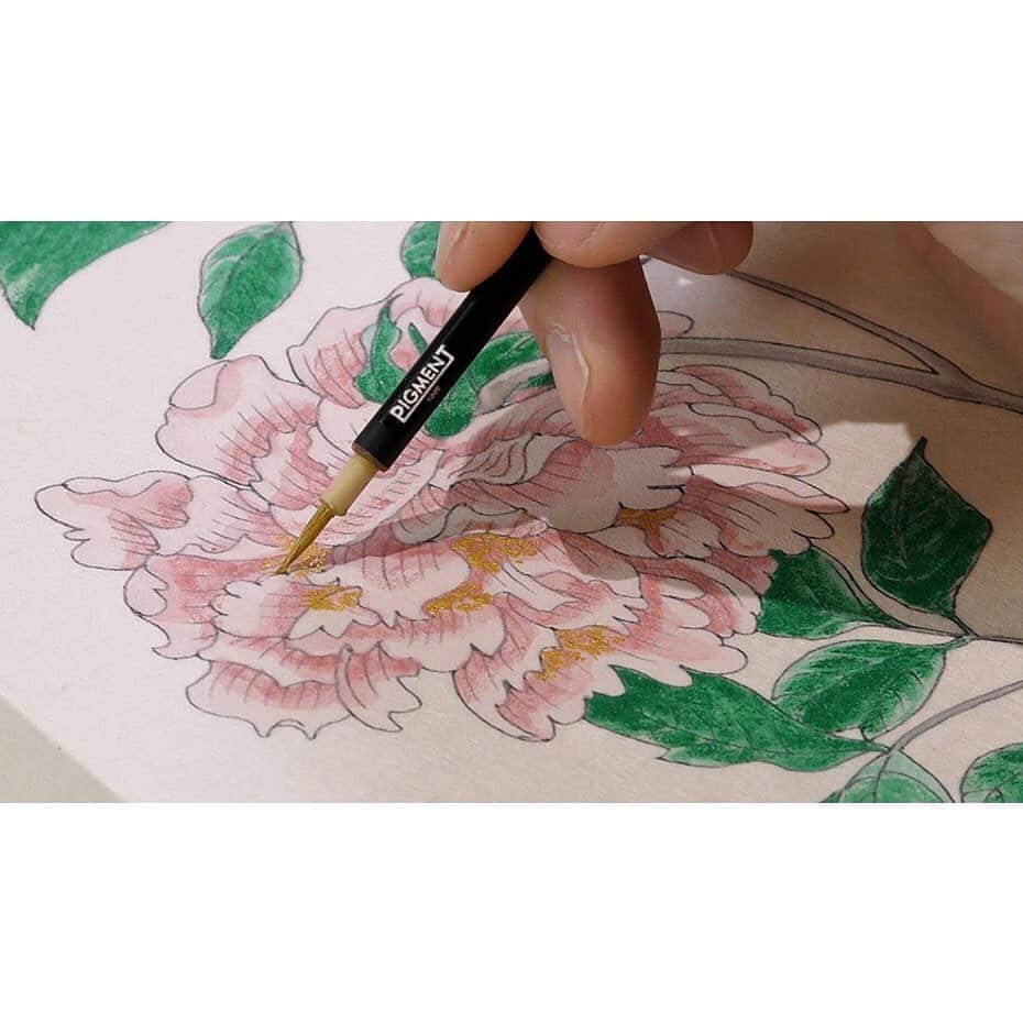 Warehouse TERRADA 寺田倉庫のインスタグラム：「自宅でも本格的な日本絵画体験を。  画材ラボPIGMENT TOKYOで好評のワークショップが、オンラインで受講可能になりました。 画材セットはテーマに合わせてPIGMENT TOKYOが厳選。 動画では画材エキスパートが丁寧に手順を説明し、コツやマメ知識も紹介しています。 初回は「はじめての岩絵具」。素描線（下絵）があらかじめ描かれているので、絵具作りと色付けに一層集中できます。 これまで天王洲のワークショップに参加できなかった方も、自宅での時間を豊かに過ごしたい方も、好きな時間に楽しんでいただけます。  詳しくはこちらから→@pigment_tokyo  #PIGMENT #PIGMENTTOKYO #ワークショップ #オンラインワークショップ #workshop  #onlineworkshop #laboratory #岩絵の具 #顔料 #日本画 #画材 #japanesestylepainting #nihonga #painting #artlessons #warehouseterrada #寺田倉庫 #TENNOZ #天王洲」
